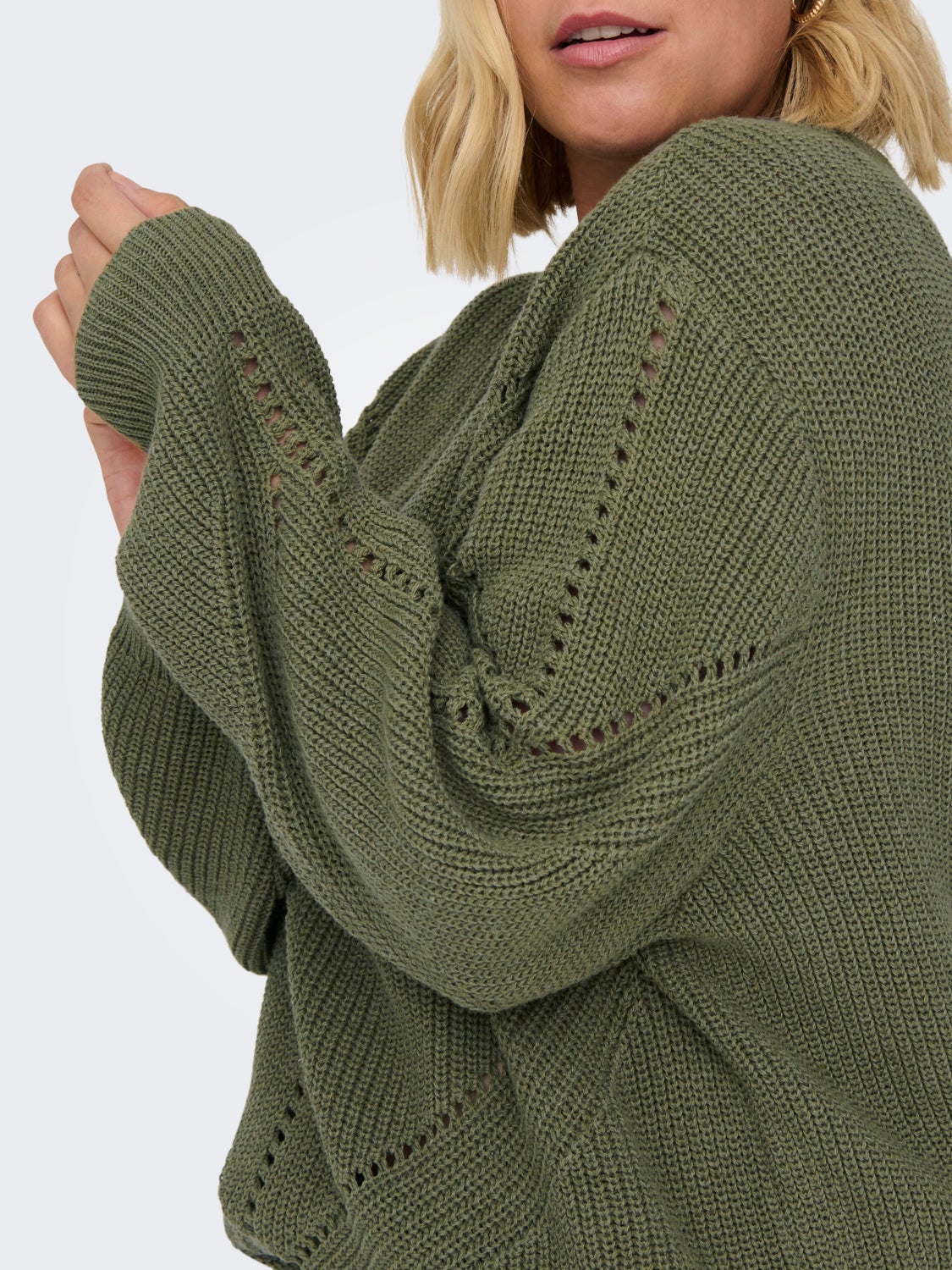 Curvy o-neck knitted pullover