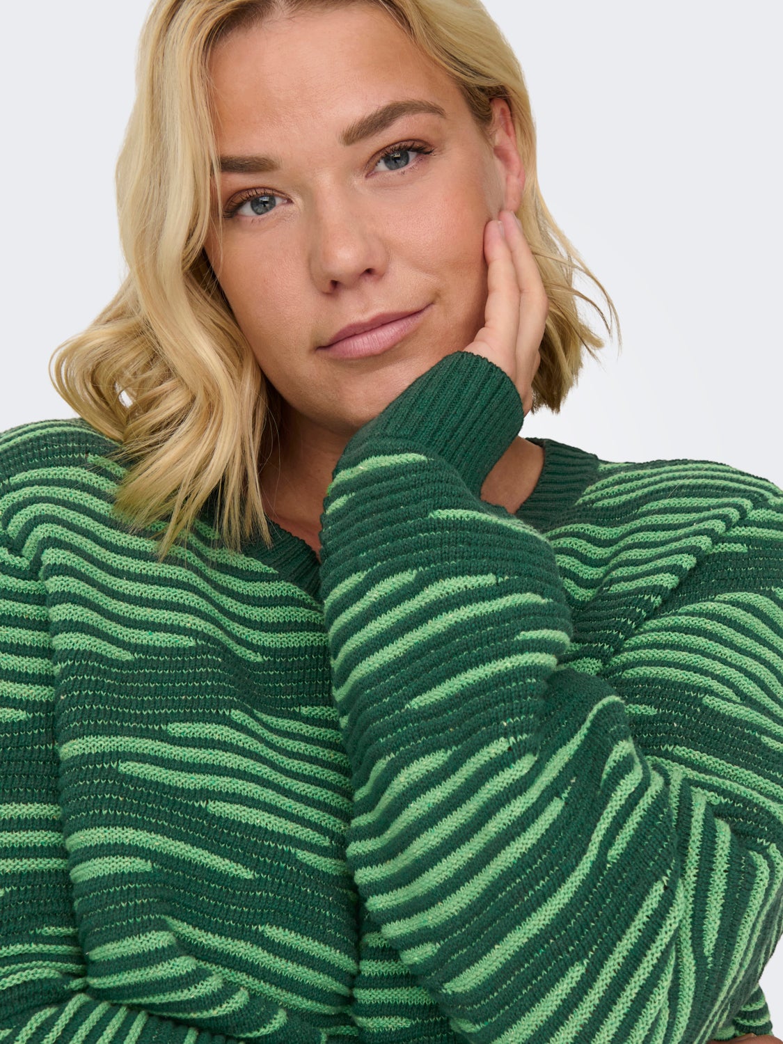 Curvy patterned knitted pullover