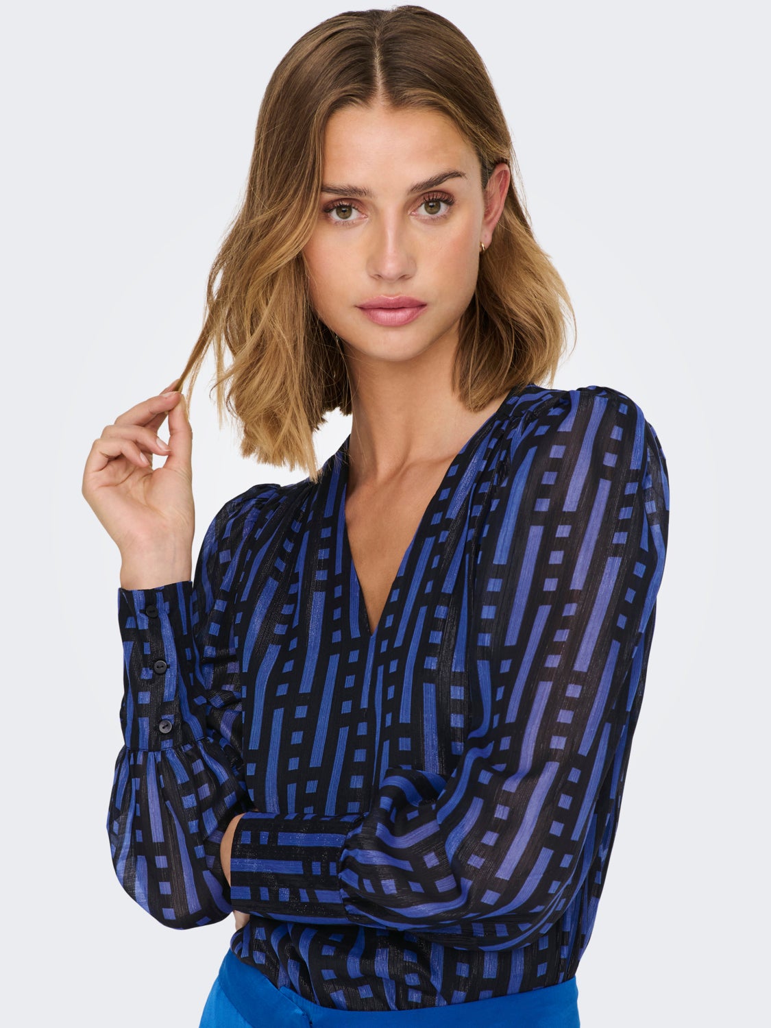Patterned V-neck Long Sleeved Top
