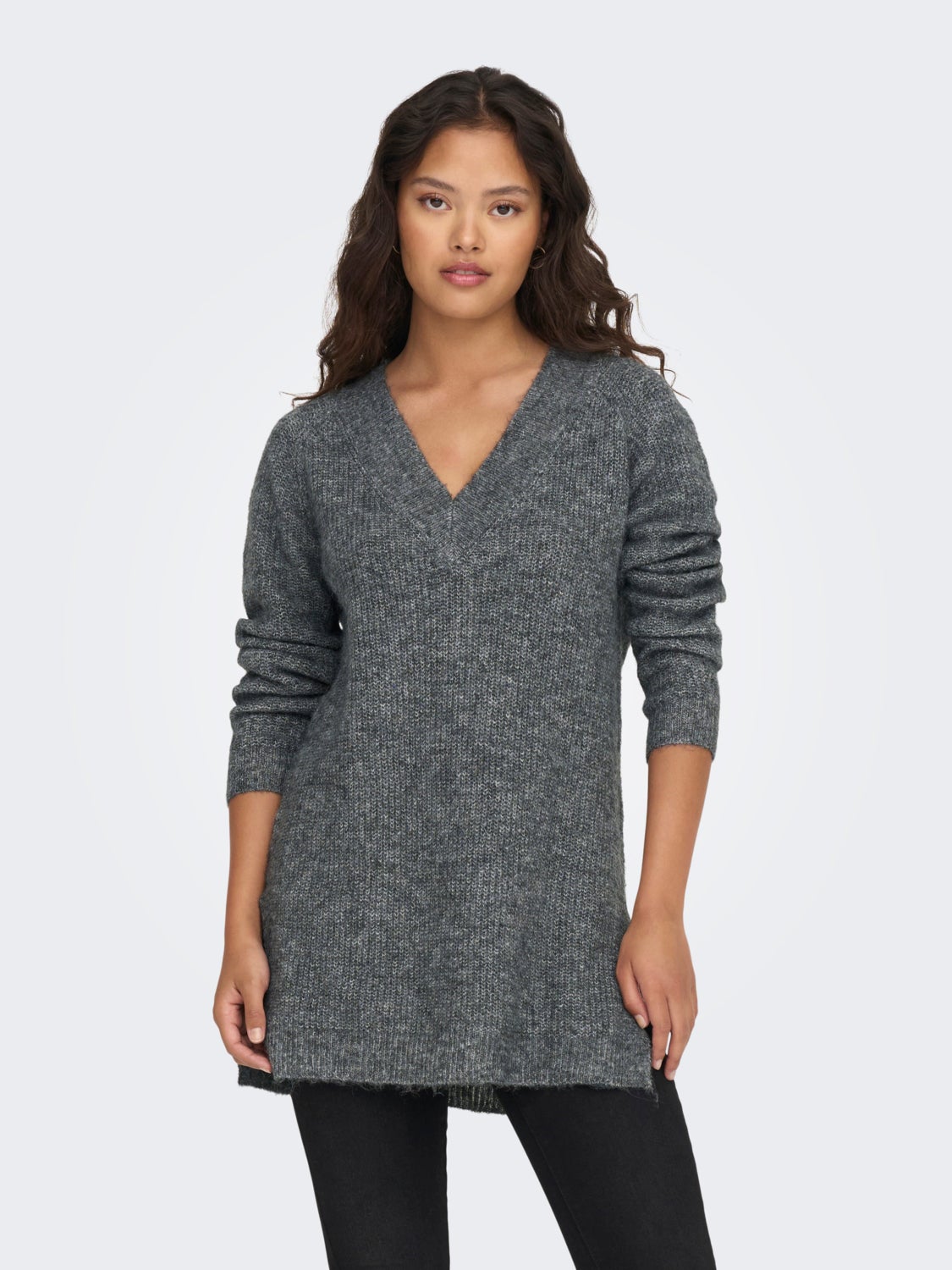 V-neck long knitted pullover