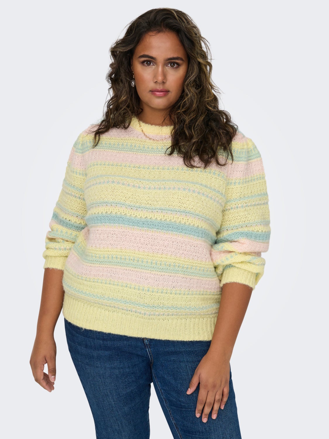 Curvy o-neck knitted pullover