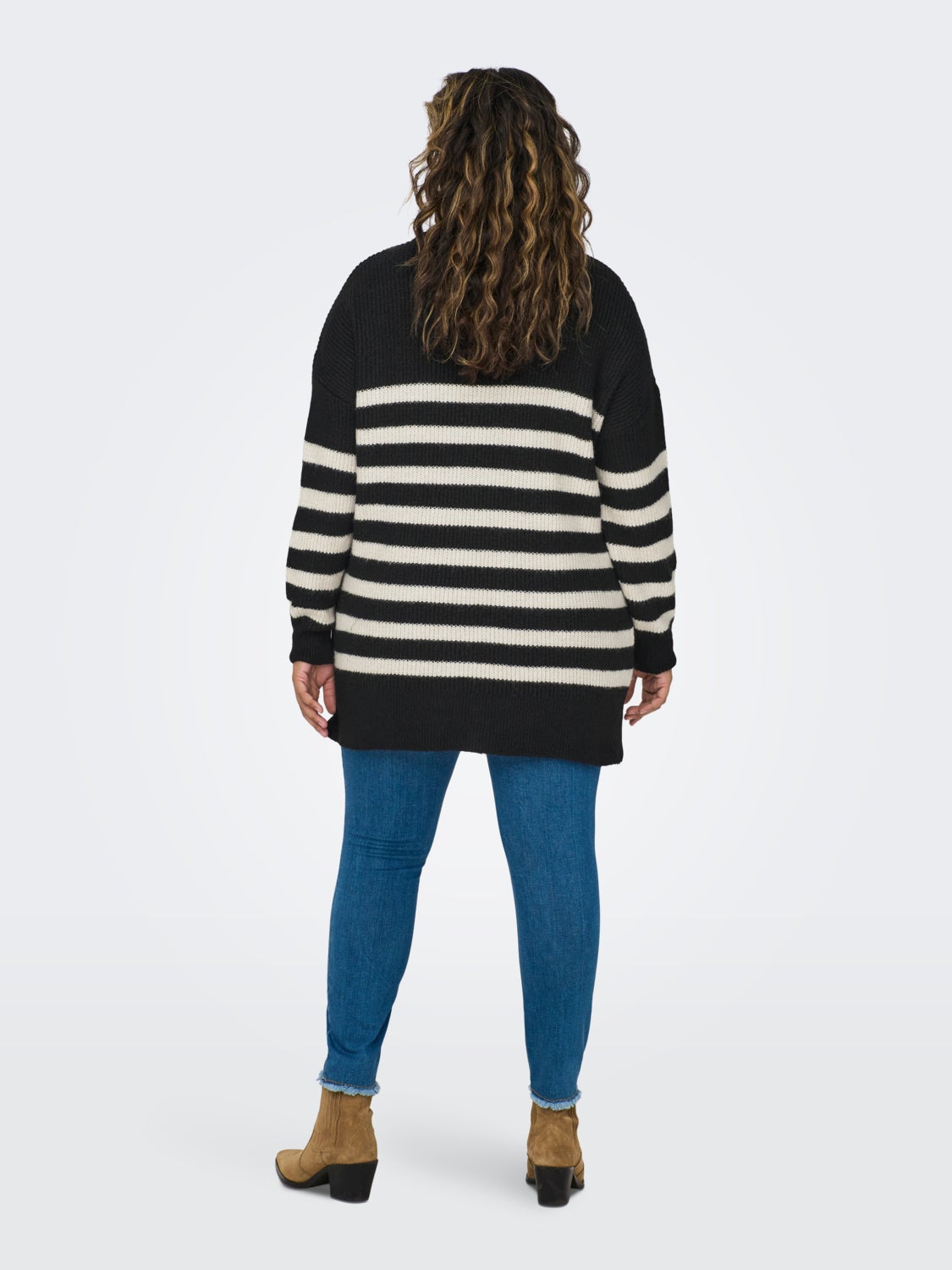Curvy high neck knitted pullover