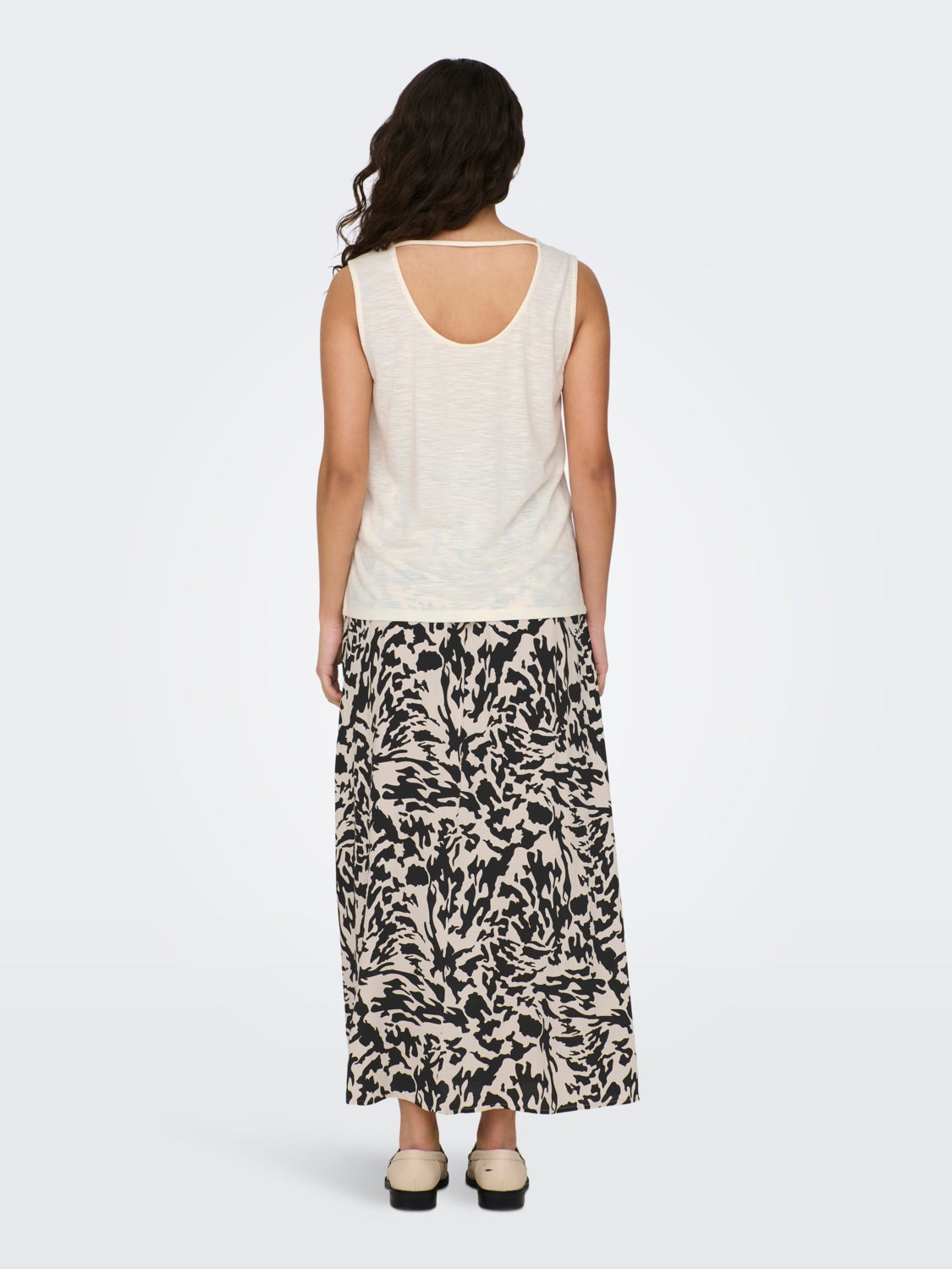 Sleeveless o-neck top with lace detail