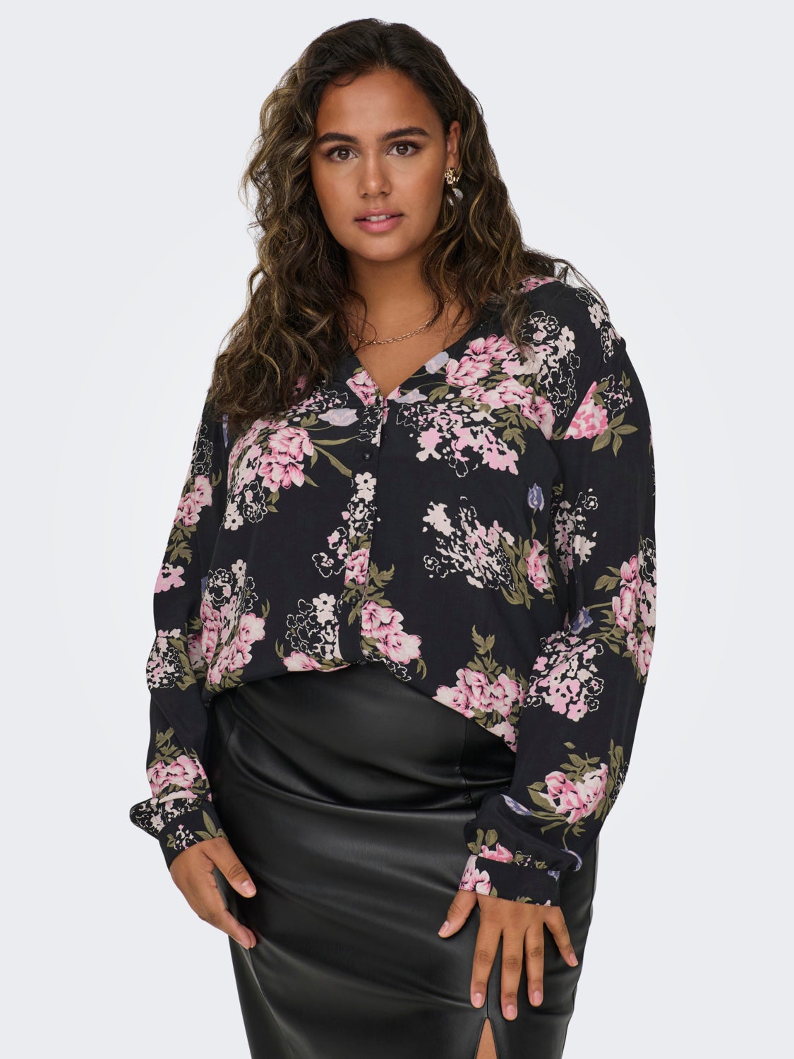 Curvy shirt with v-neck