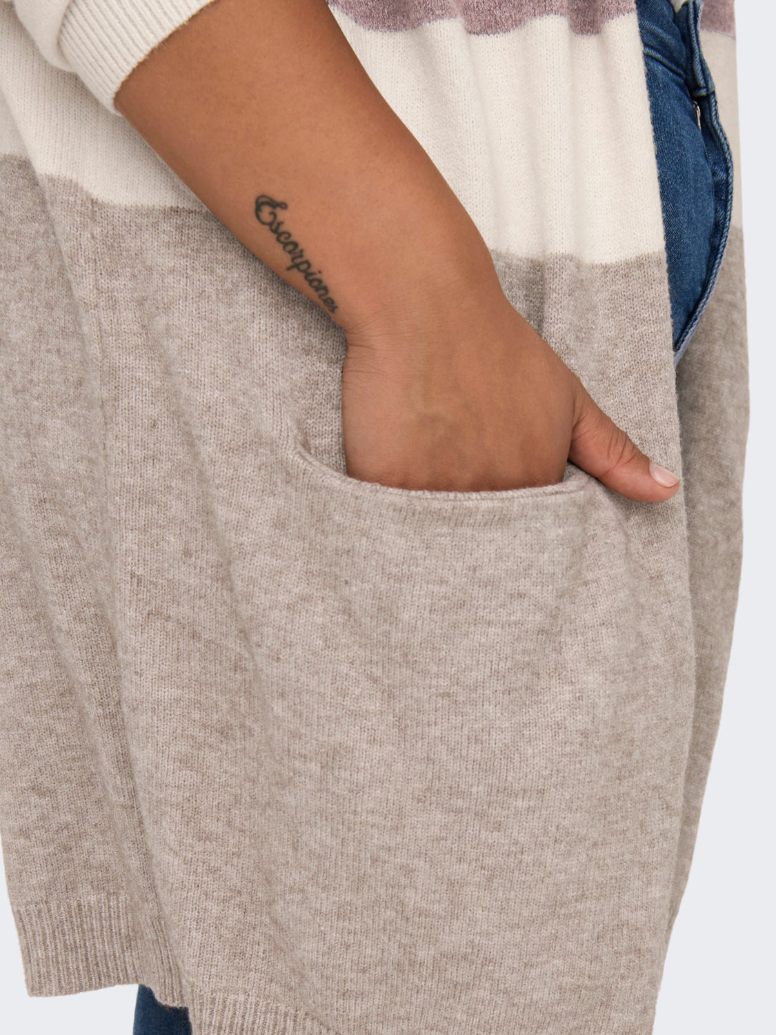 Curvy knitted cardigan