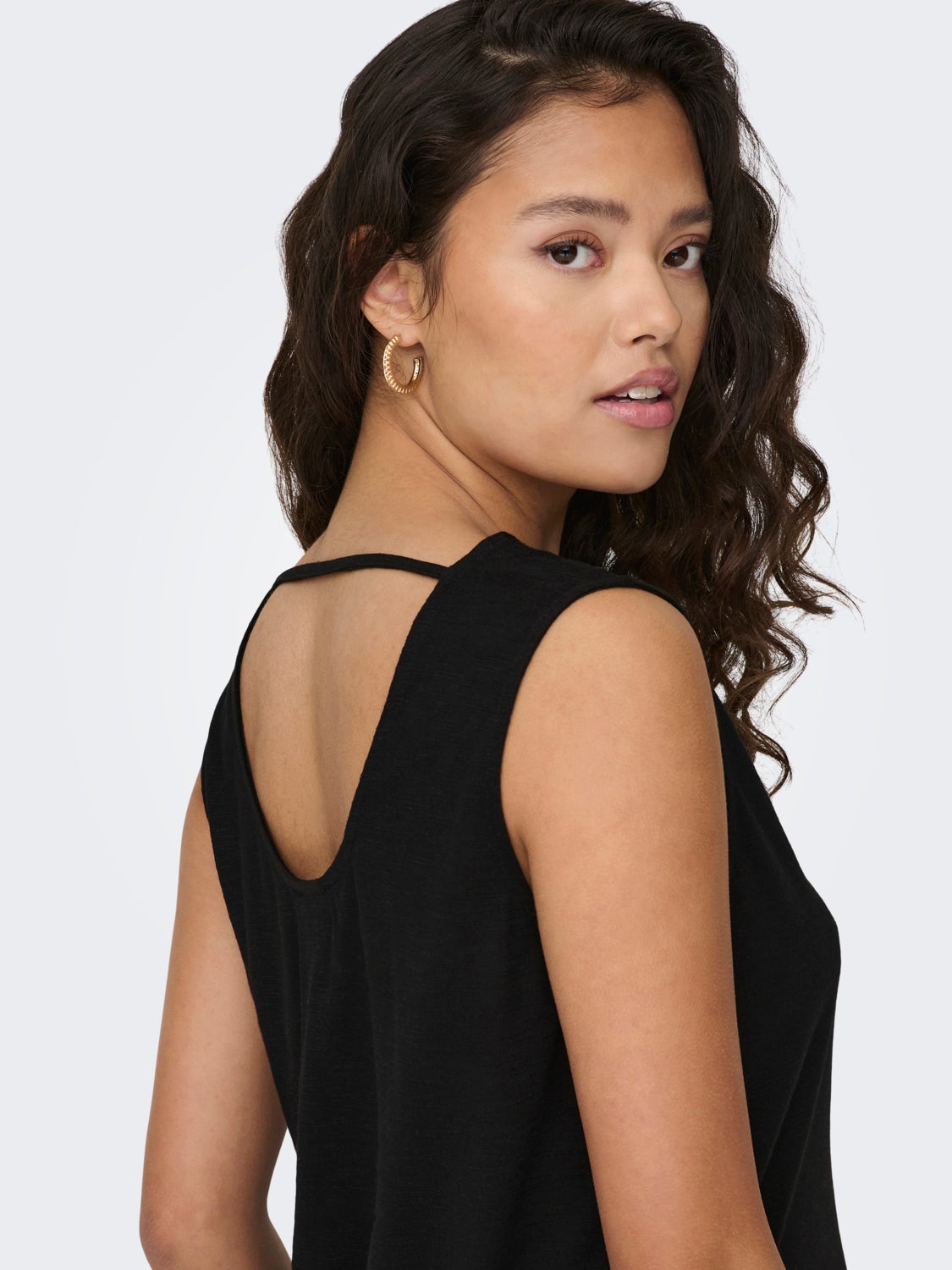 Sleeveless o-neck top with lace detail