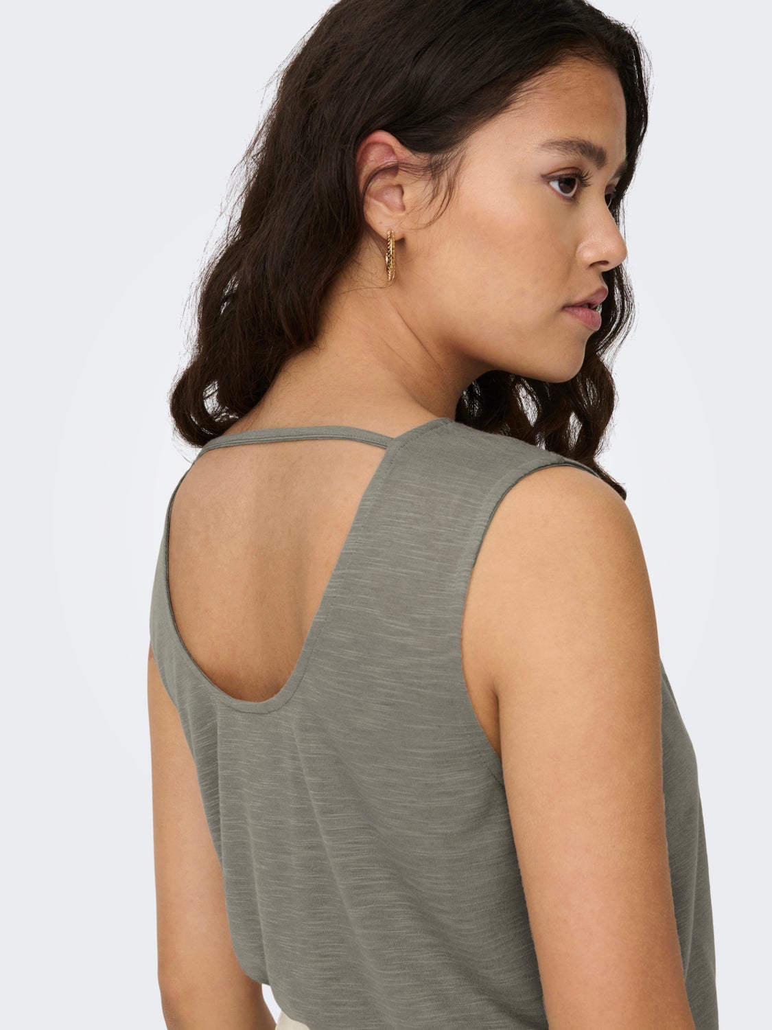 Sleeveless o-neck top with lace detail