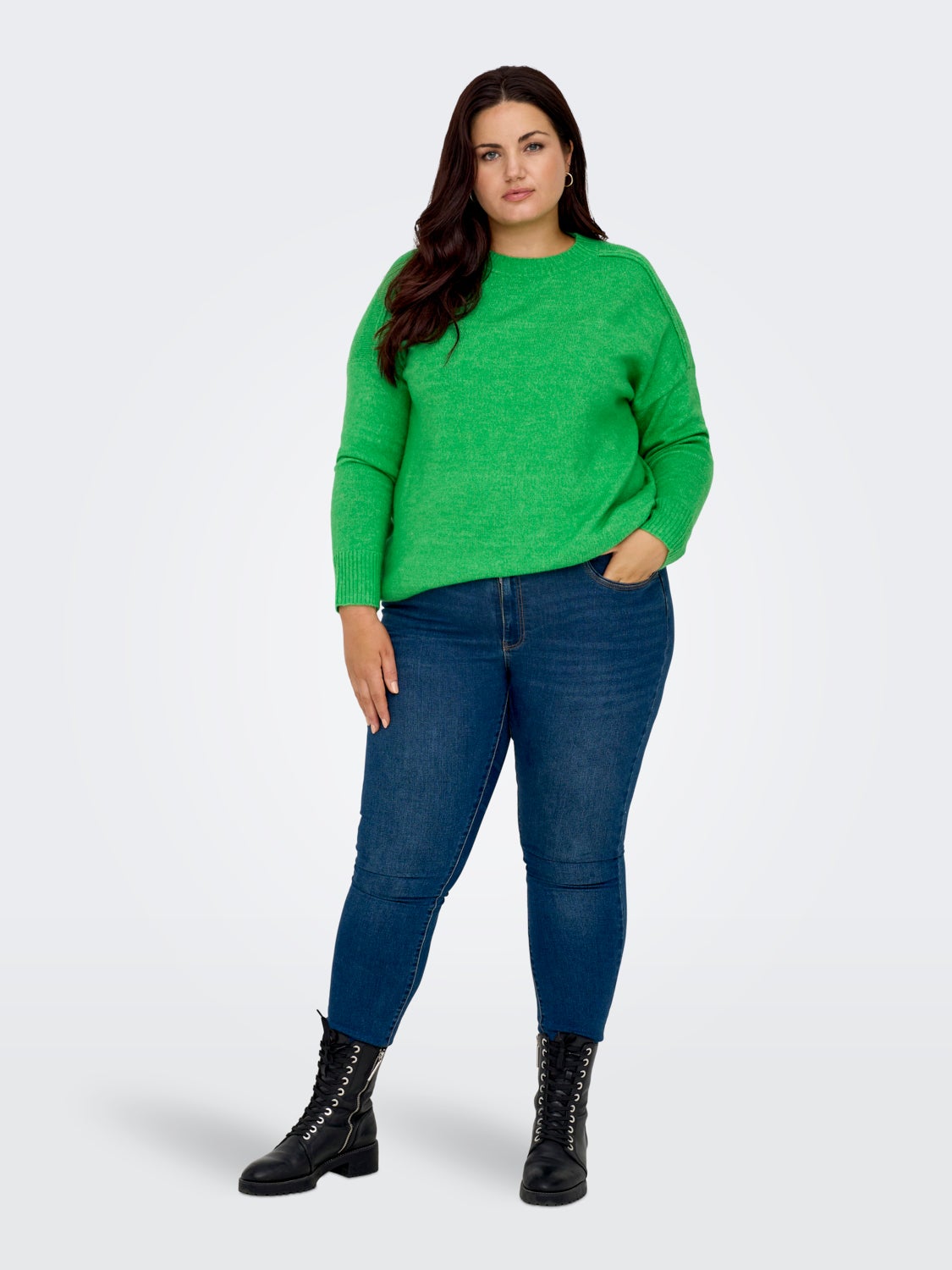 Curvy o-neck knitted pullover
