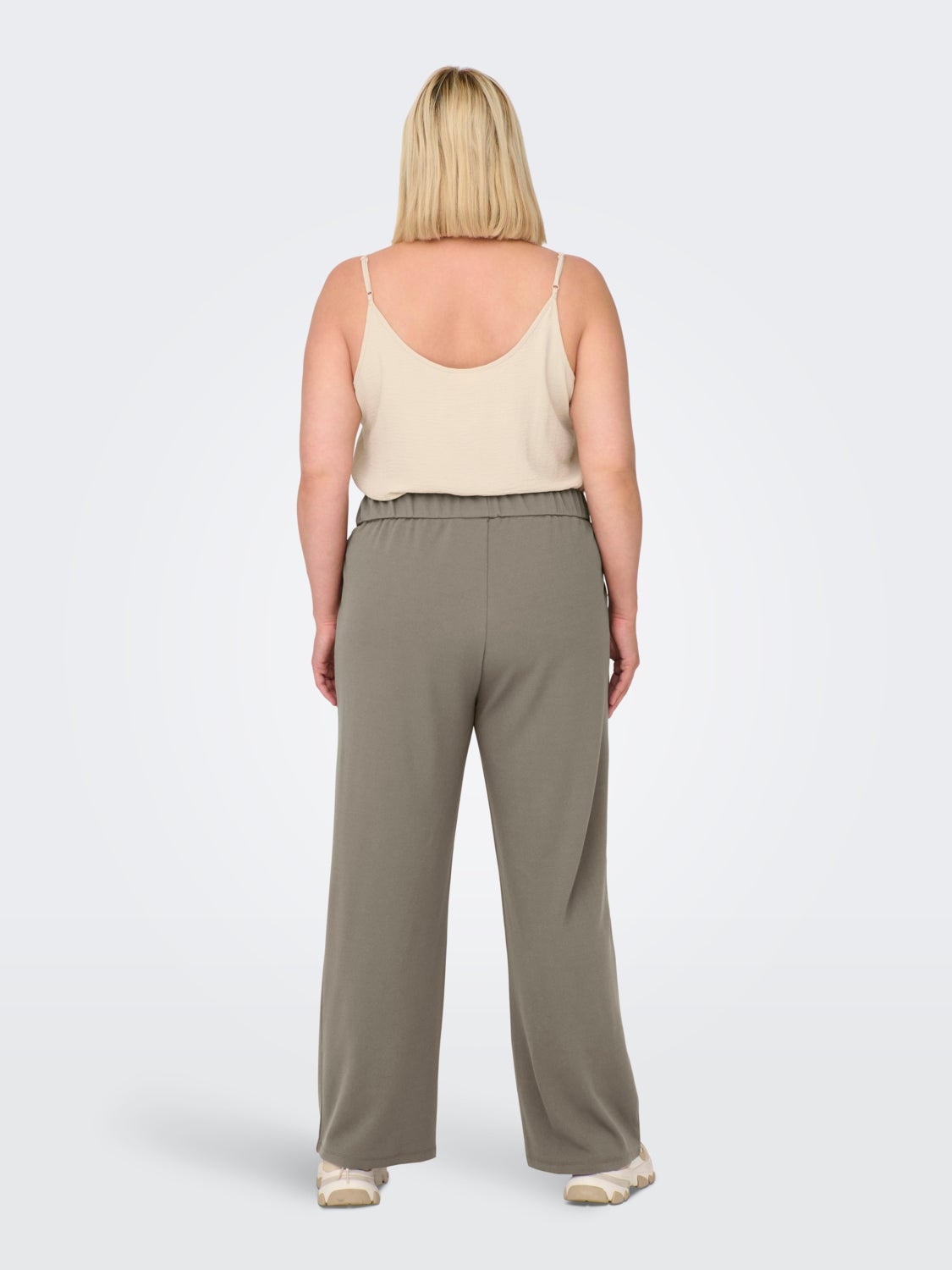 Curvy pull-up pants