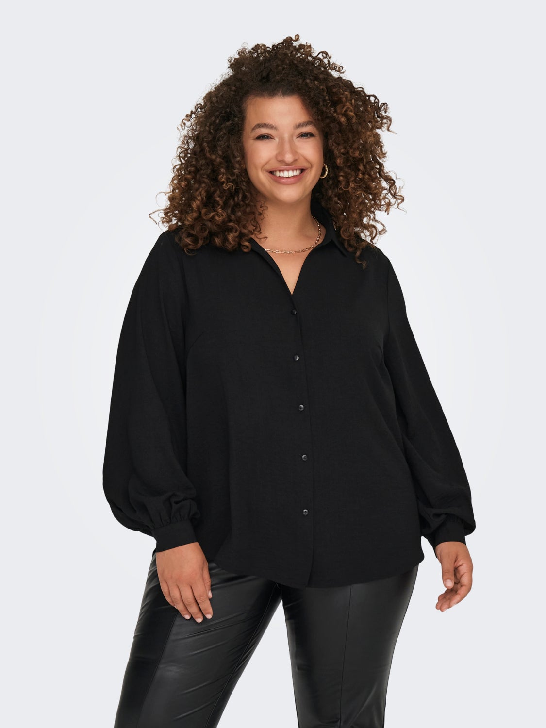 Curvy shirt with balloon sleeves
