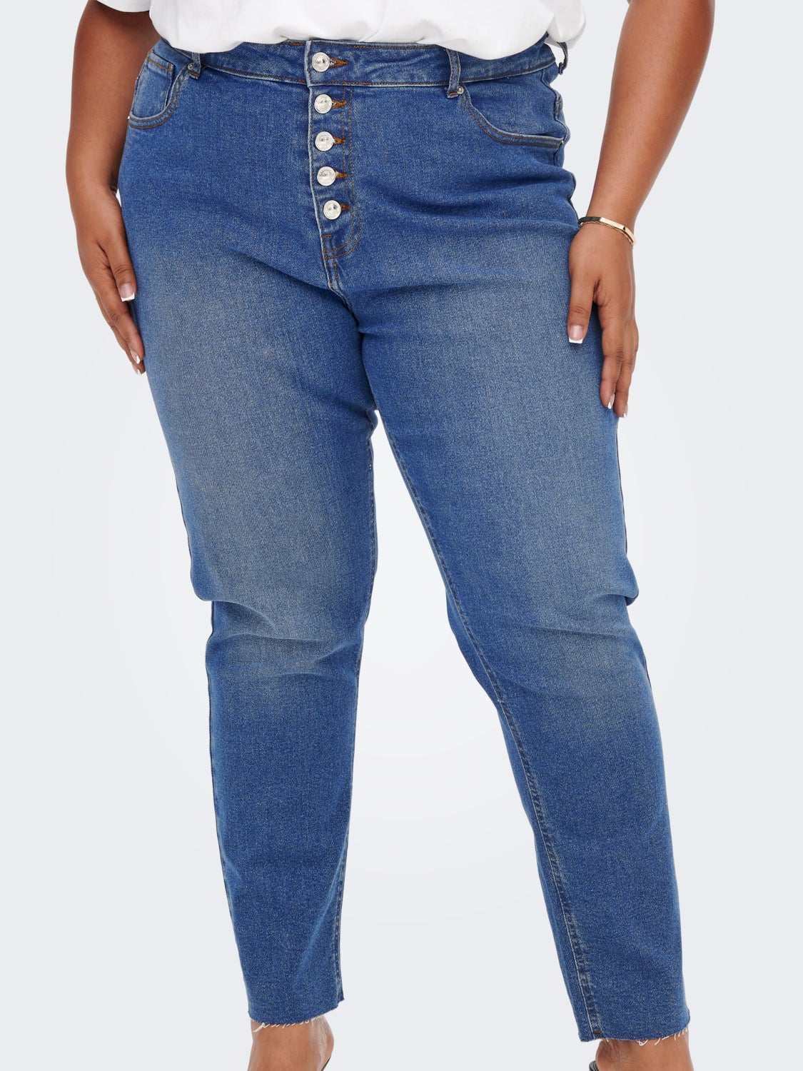 Curvy CAREneda hw button ankle mom jeans