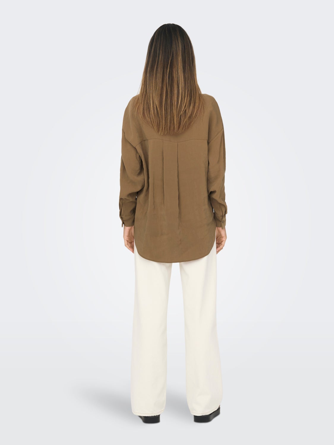 Shirt with volume sleeves