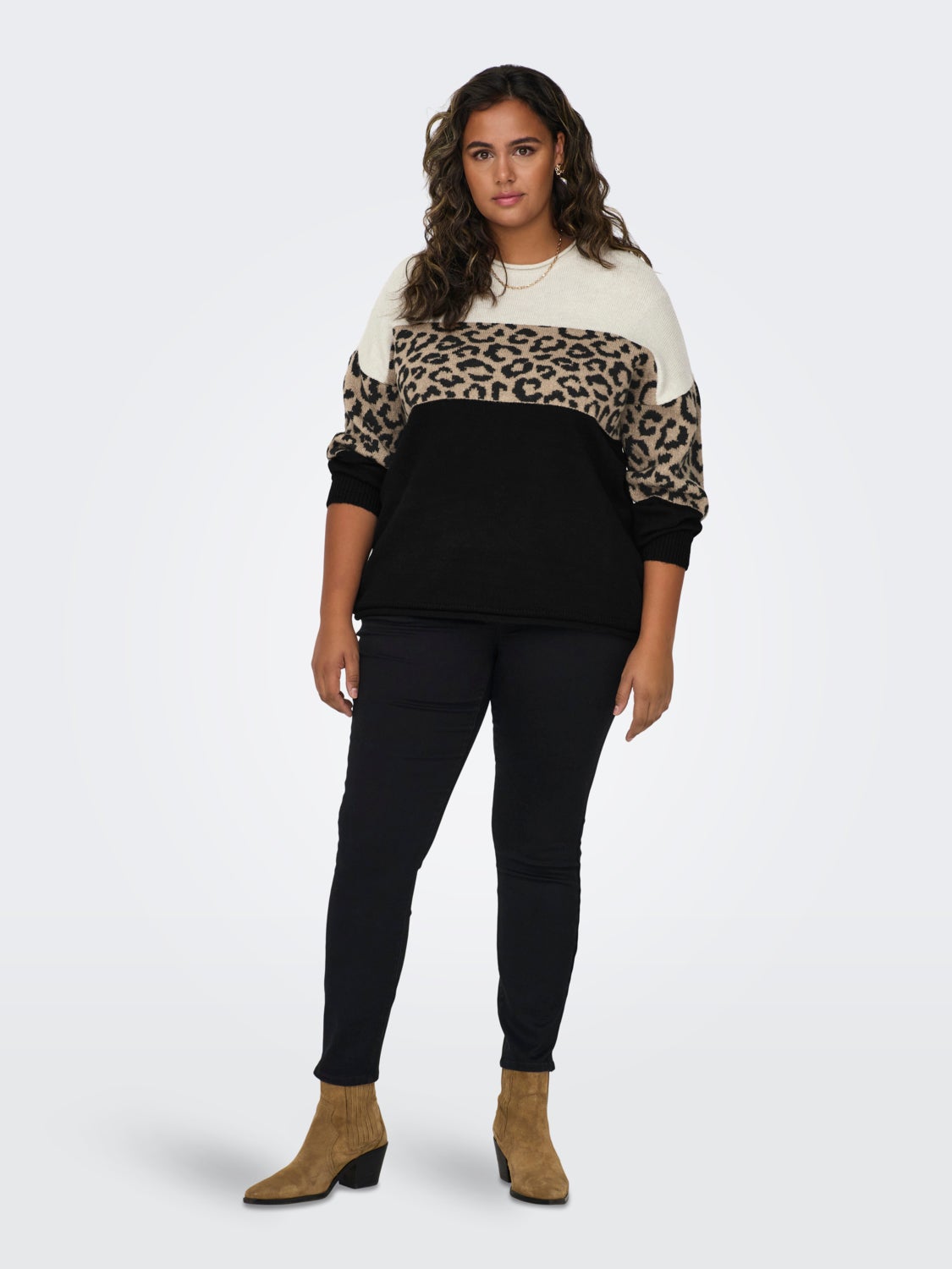 Curvy o-neck knitted pullover