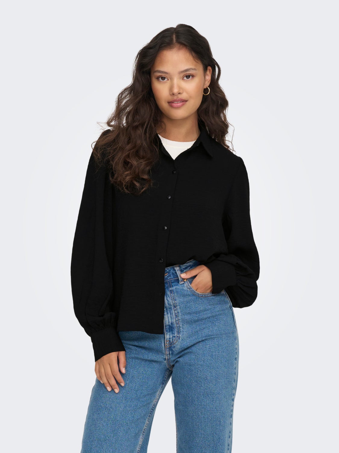 Shirt with volume sleeves