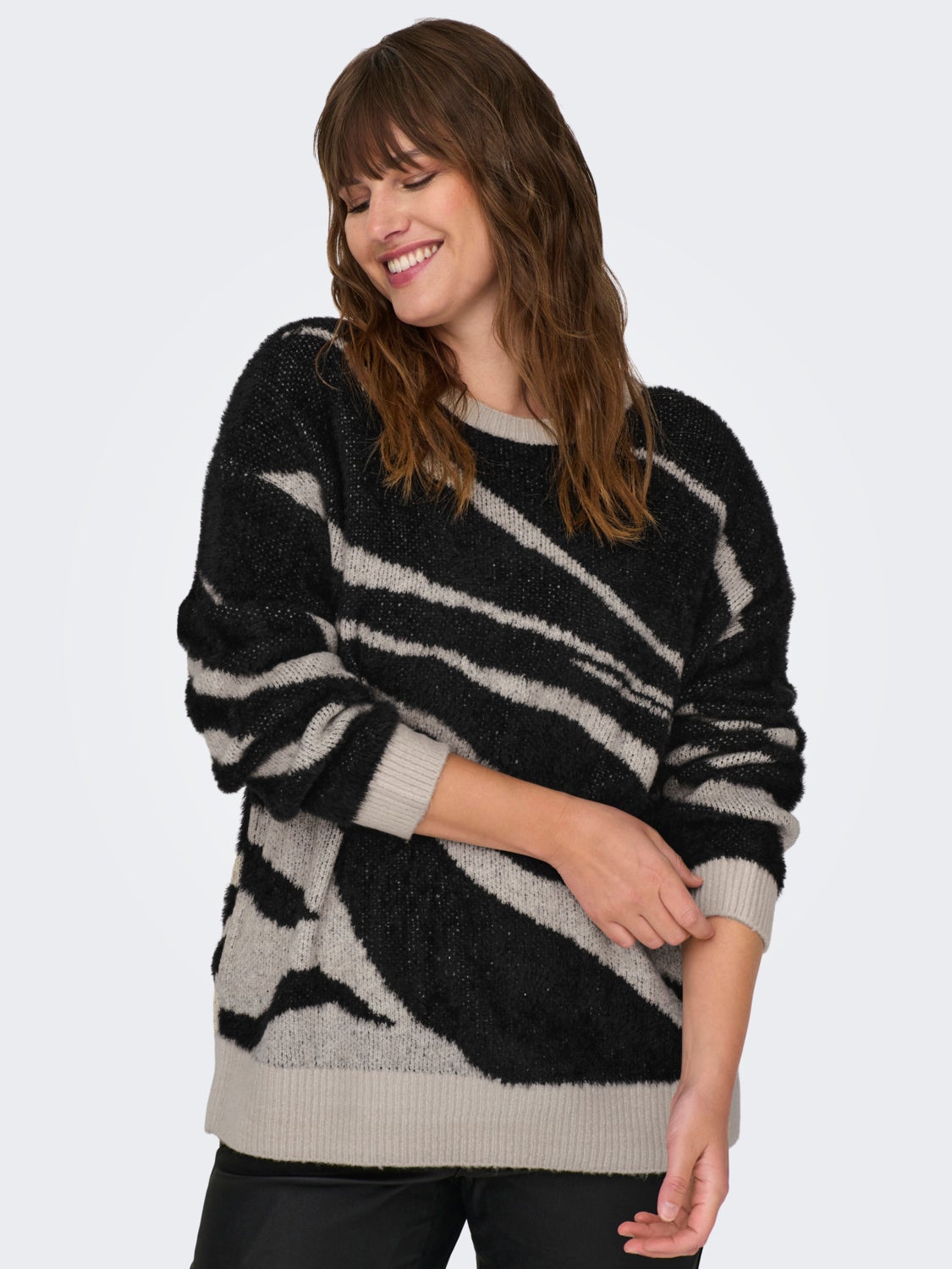 Curvy o-neck knitted pullover