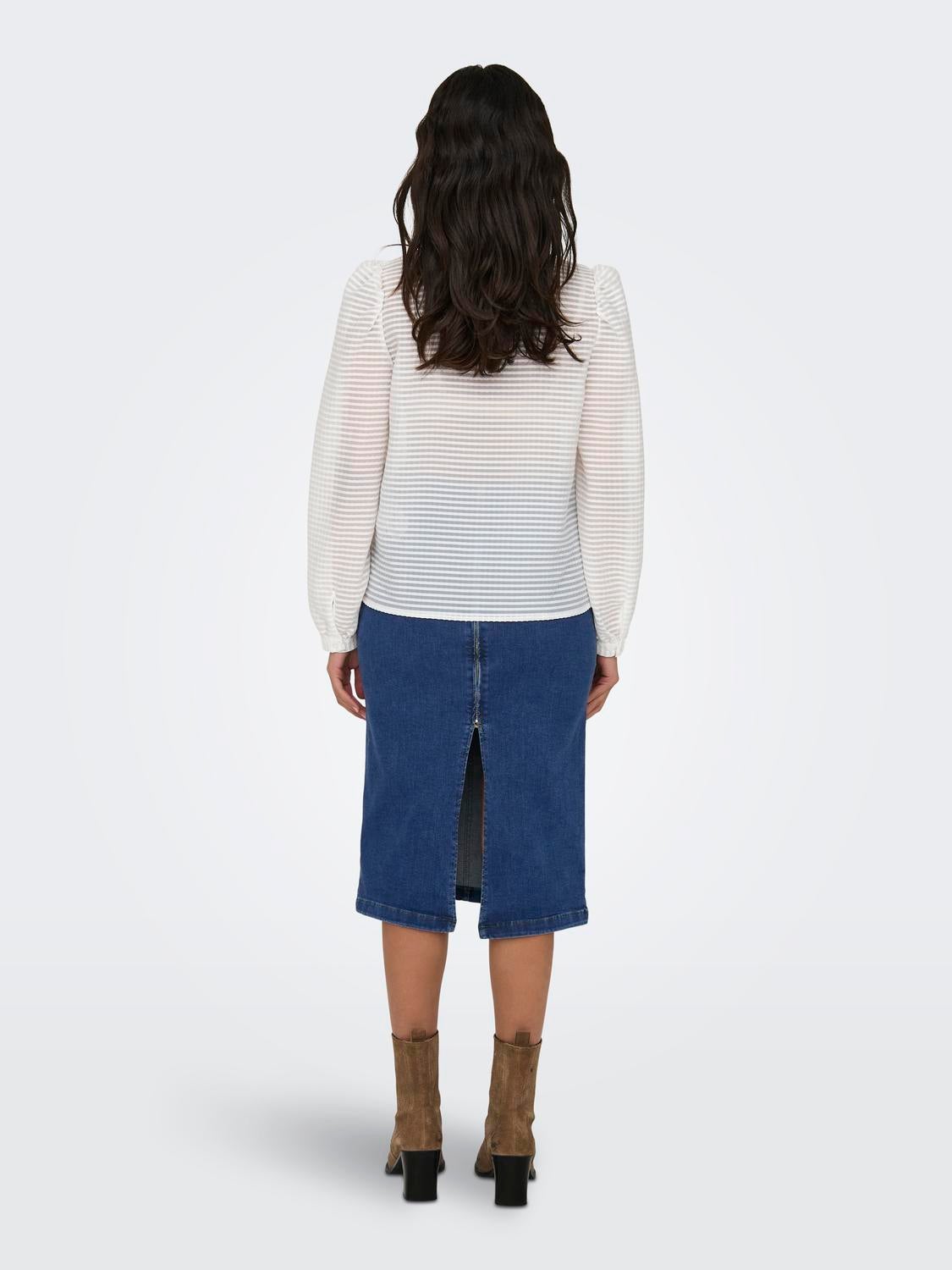 Shirt with volume sleeves