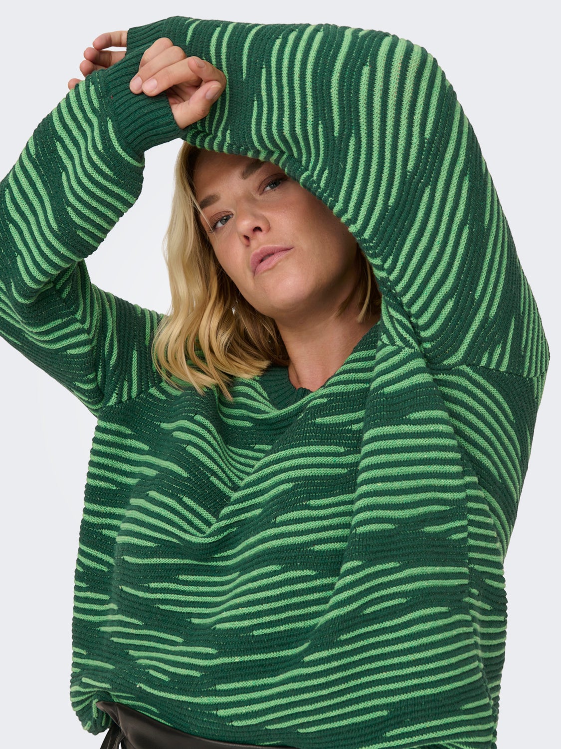 Curvy patterned knitted pullover