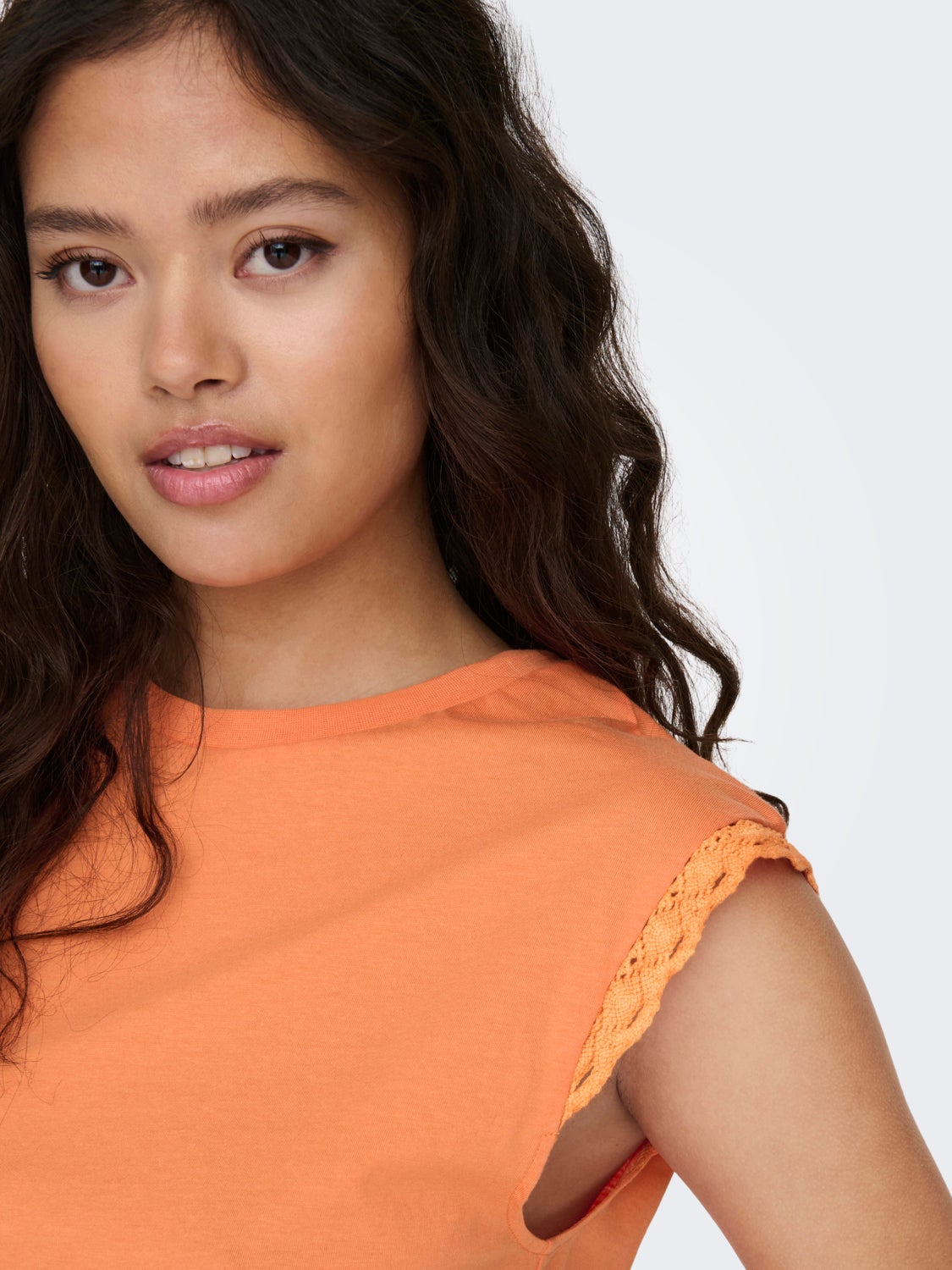 O-neck top with lace detail