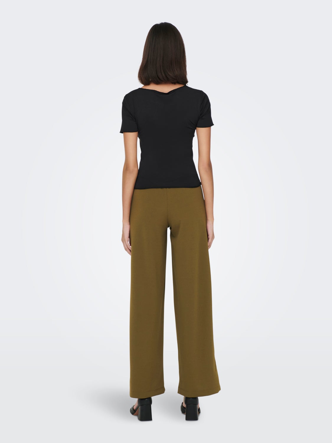 - Solid colored with cut out from JDY - Round neck - Short sleeves - Stretchy material - Length: 53 cm in size S - The model is wearing size S