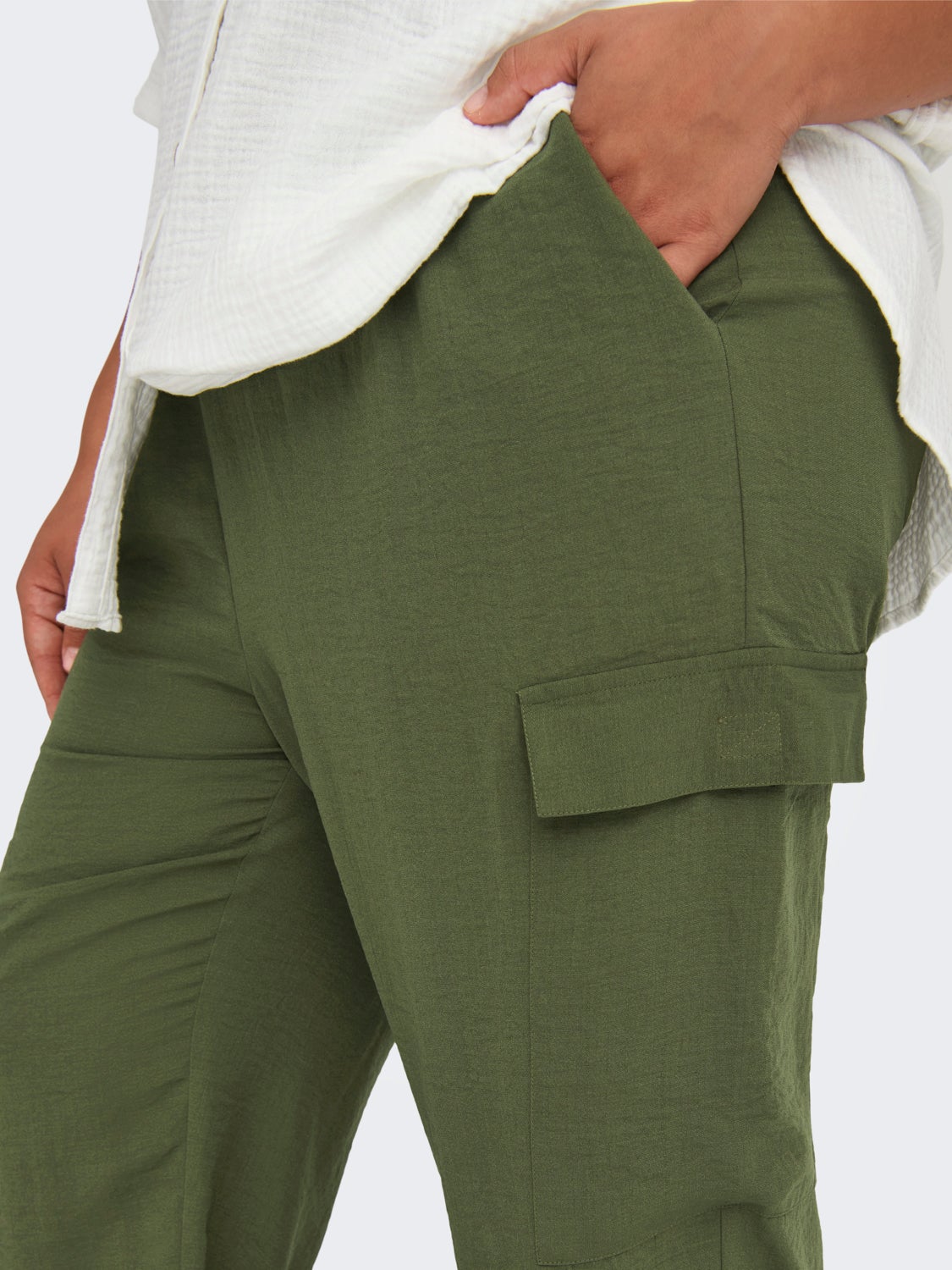 Curvy cargo trousers