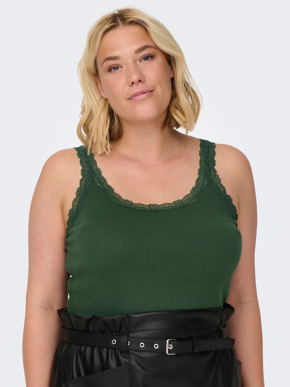 Curvy tanktop with FRILL AND lace EDGE