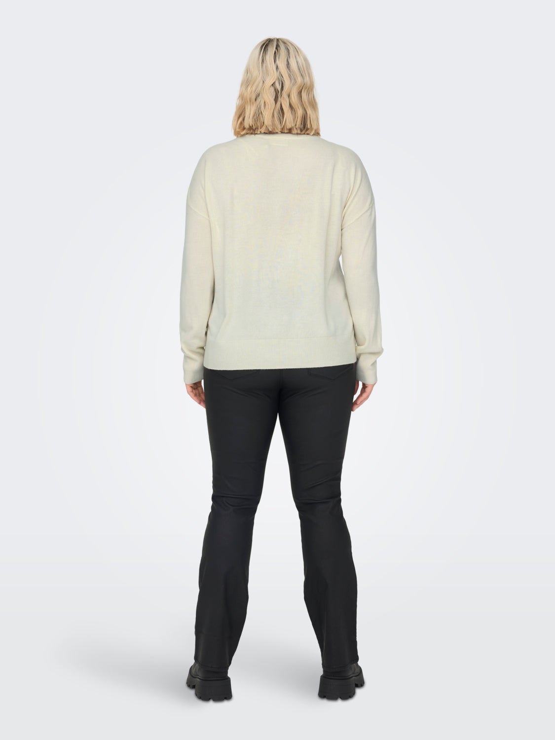Curvy V-neck Knitted Pullover