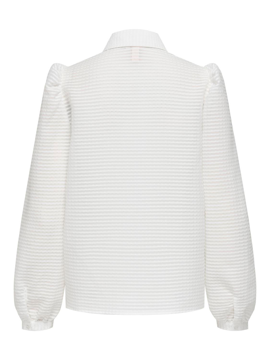 Shirt with volume sleeves