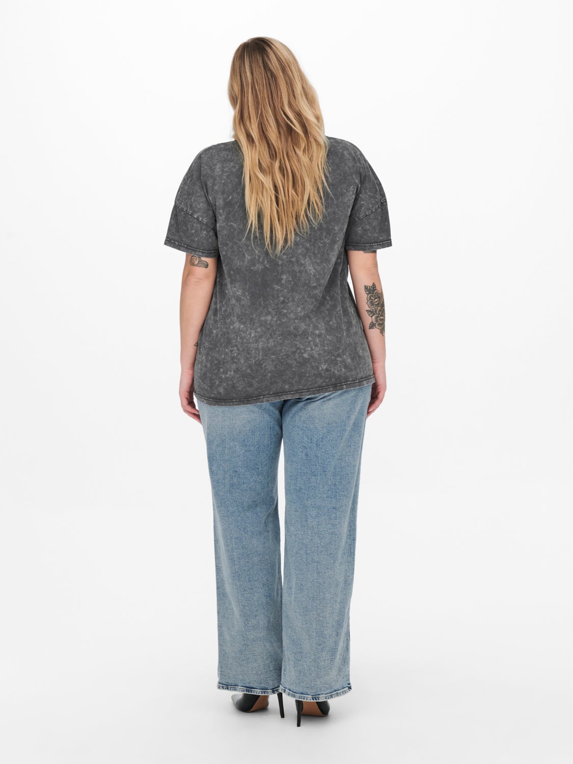 Curvy v-neck T-shirt