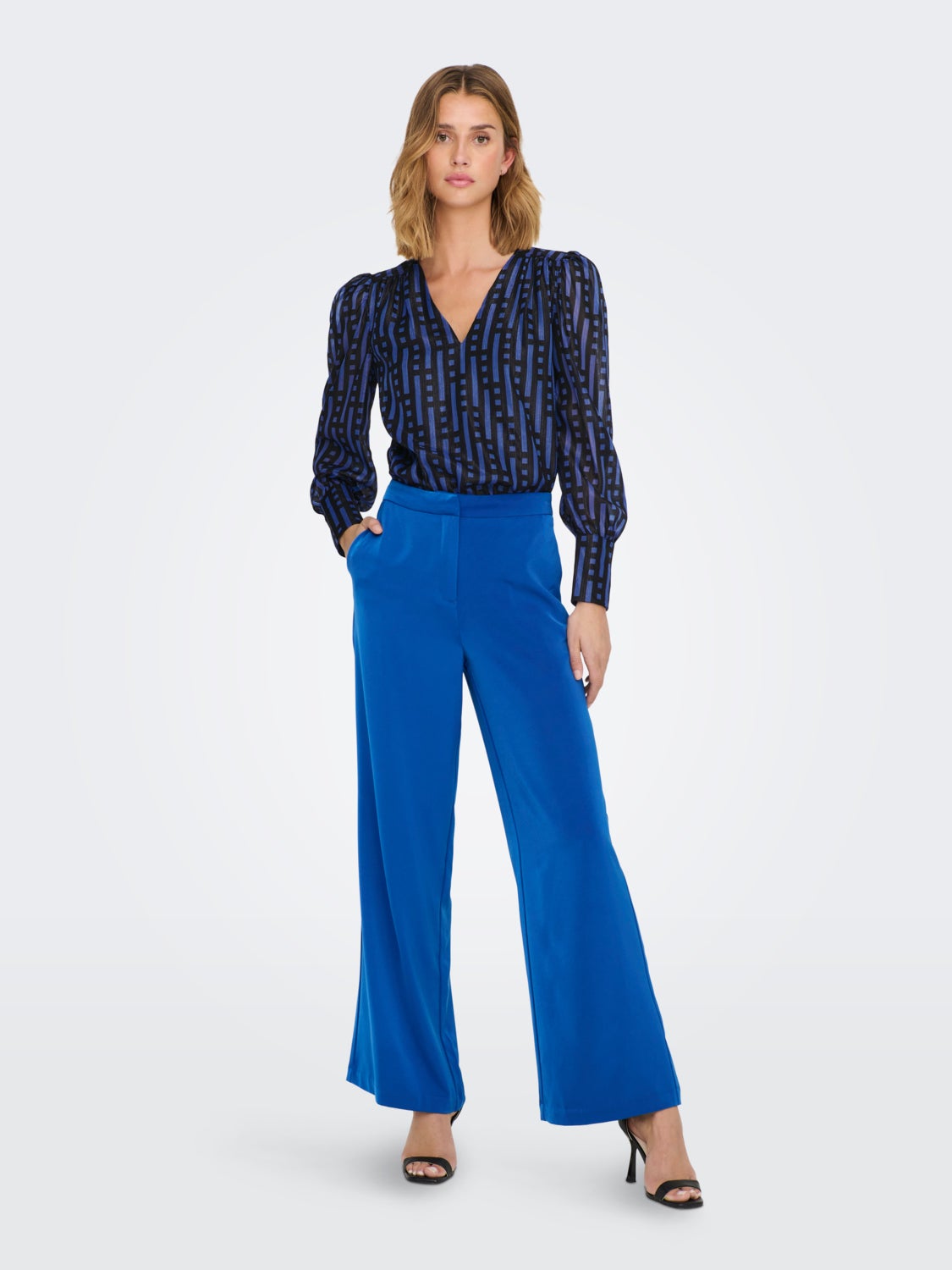 Patterned V-neck Long Sleeved Top