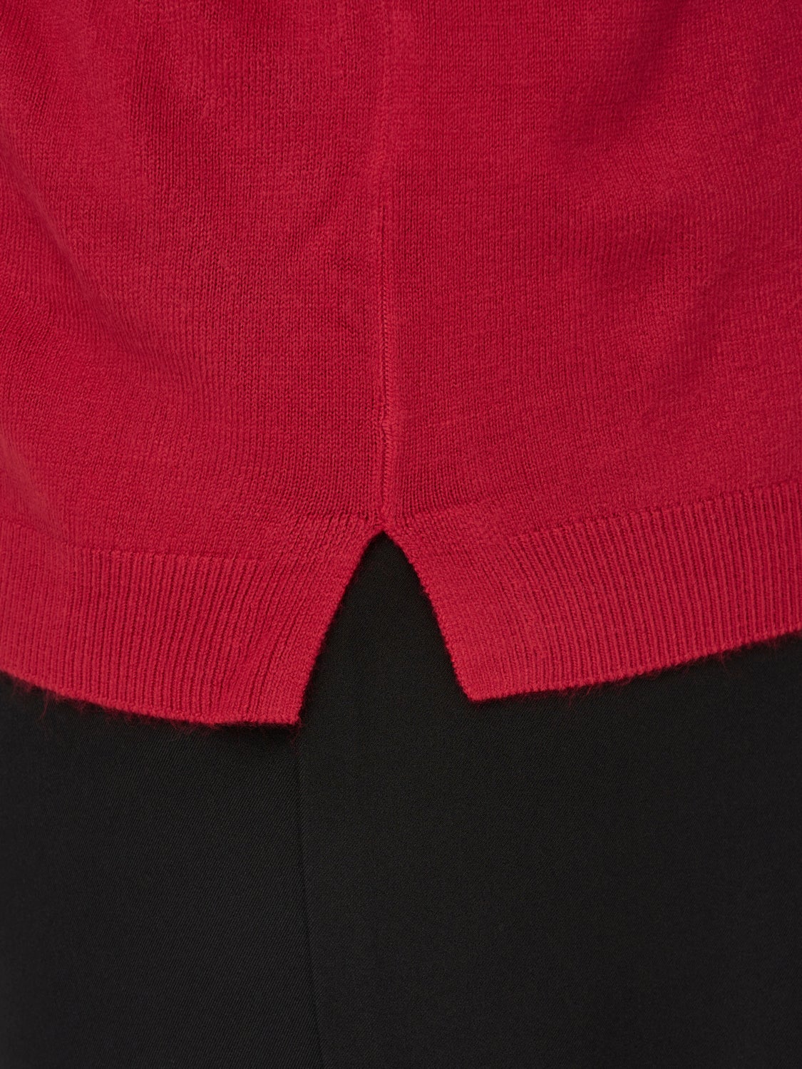 Curvy knitted pullover