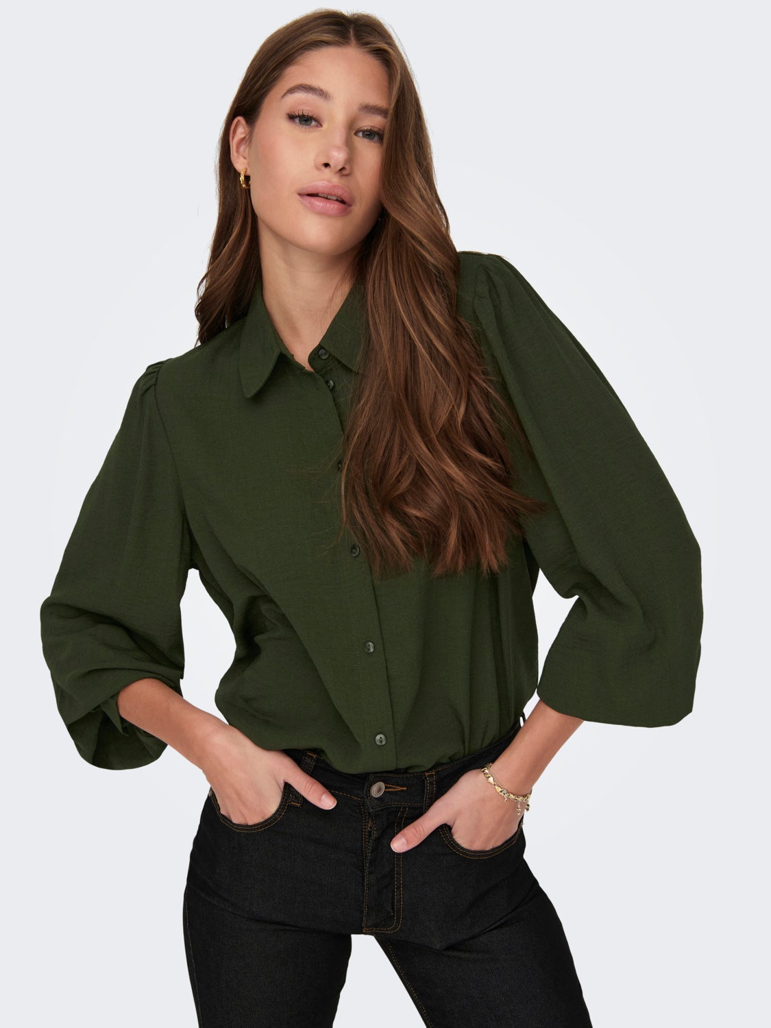 Shirt with volume sleeves