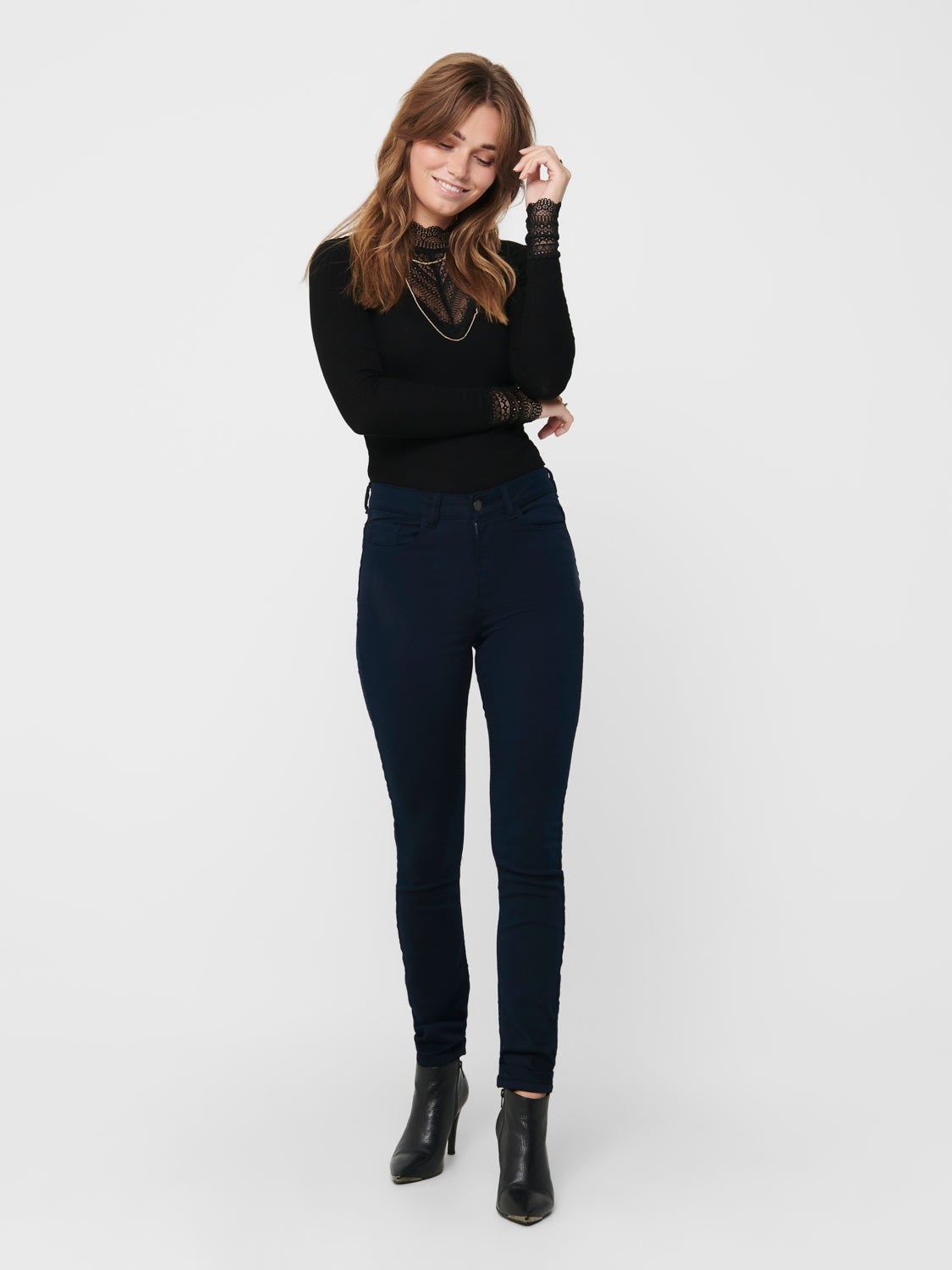 Long sleeved top with lace