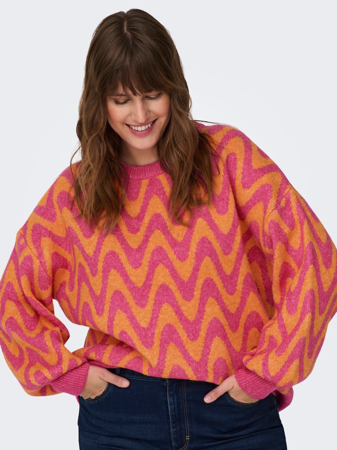 Curvy o-neck knitted pullover