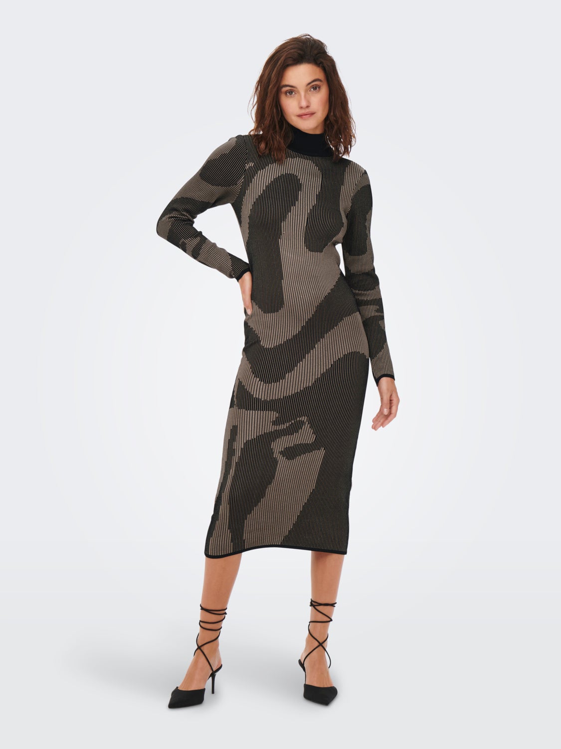 Pattern Long Sleeved dress With Open Back