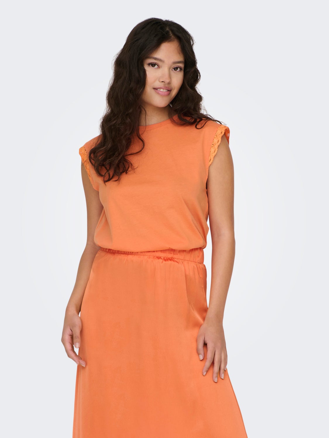 O-neck top with lace detail