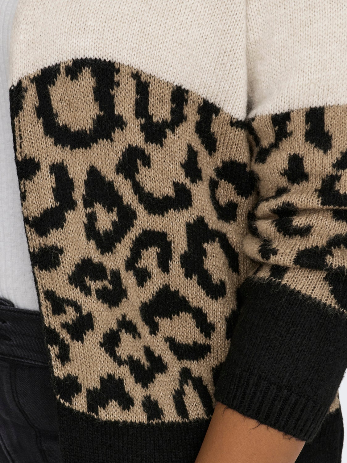 Curvy v-neck cardigan