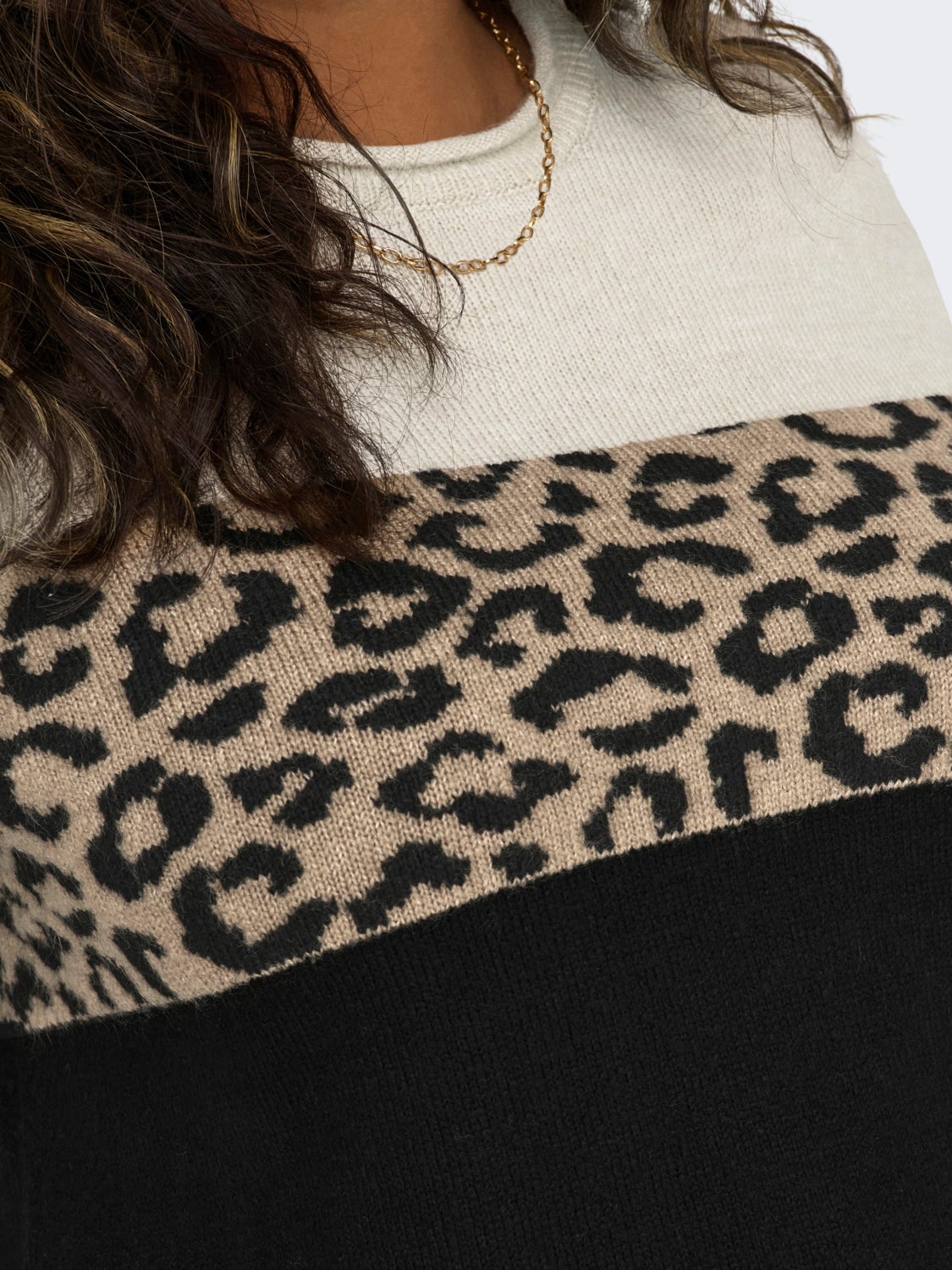 Curvy o-neck knitted pullover