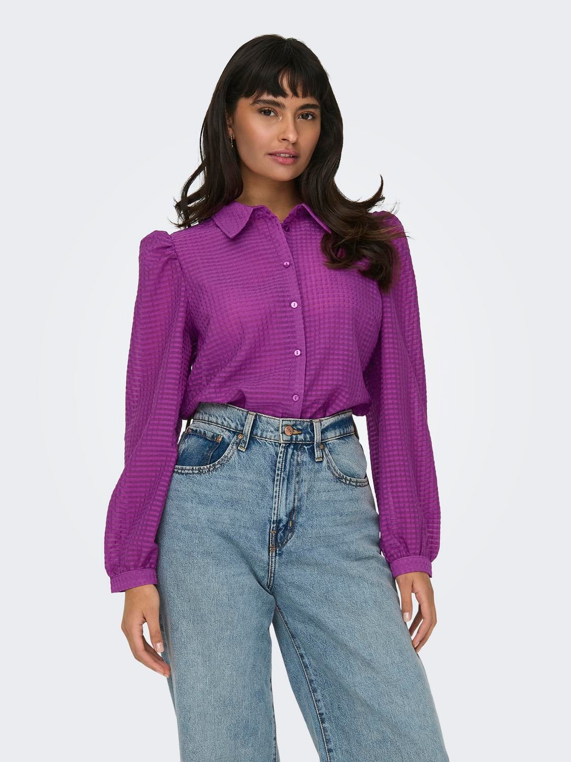 Shirt with volume sleeves