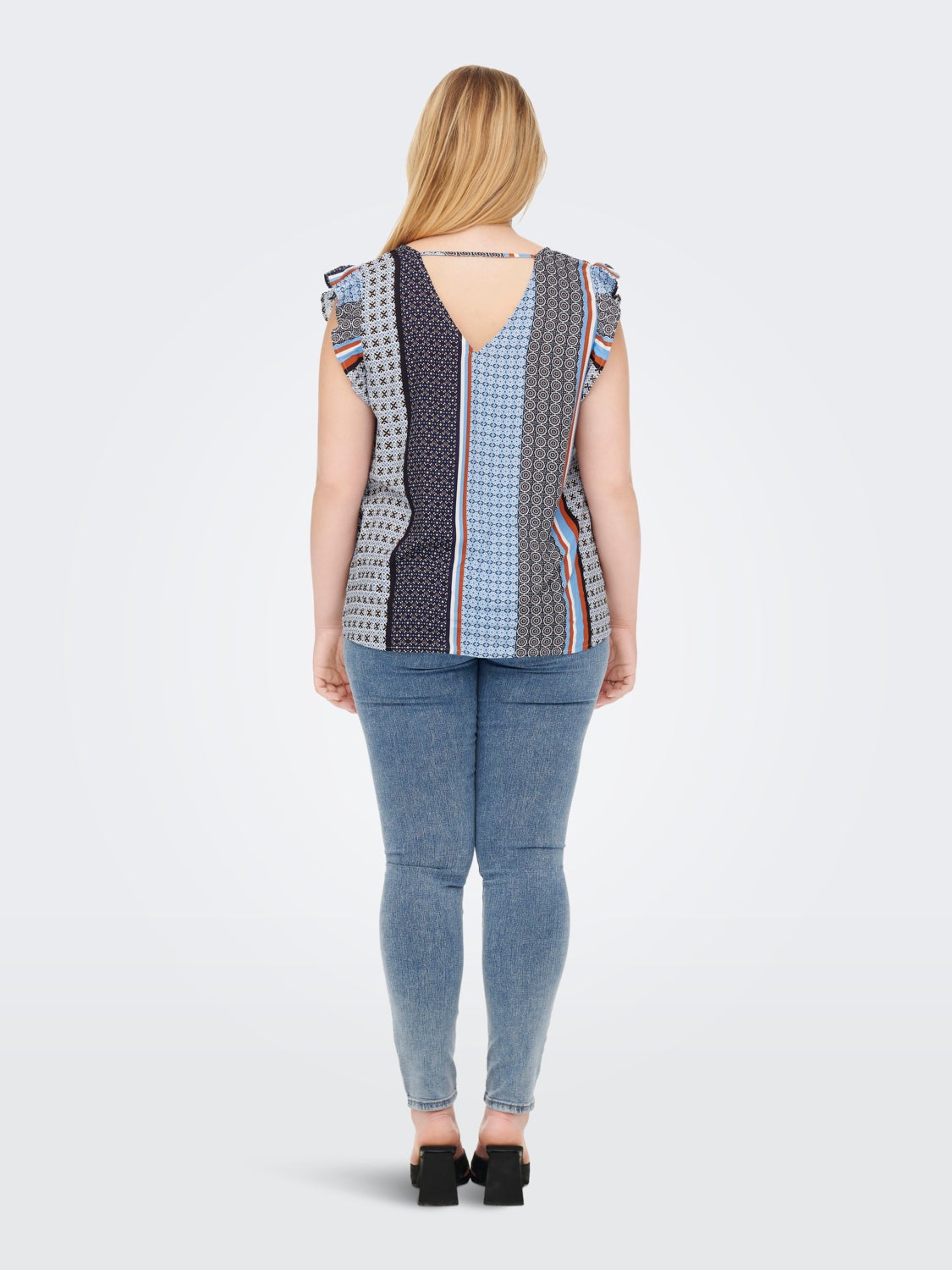 Curvy v-neck t-shirt