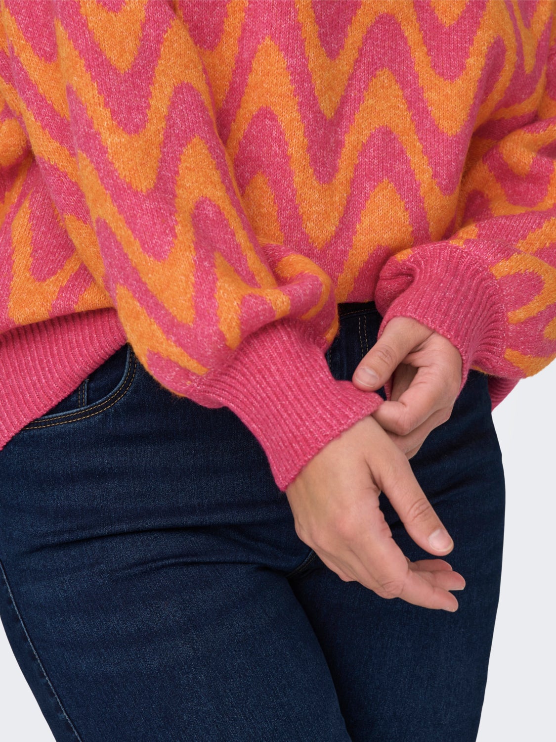 Curvy o-neck knitted pullover