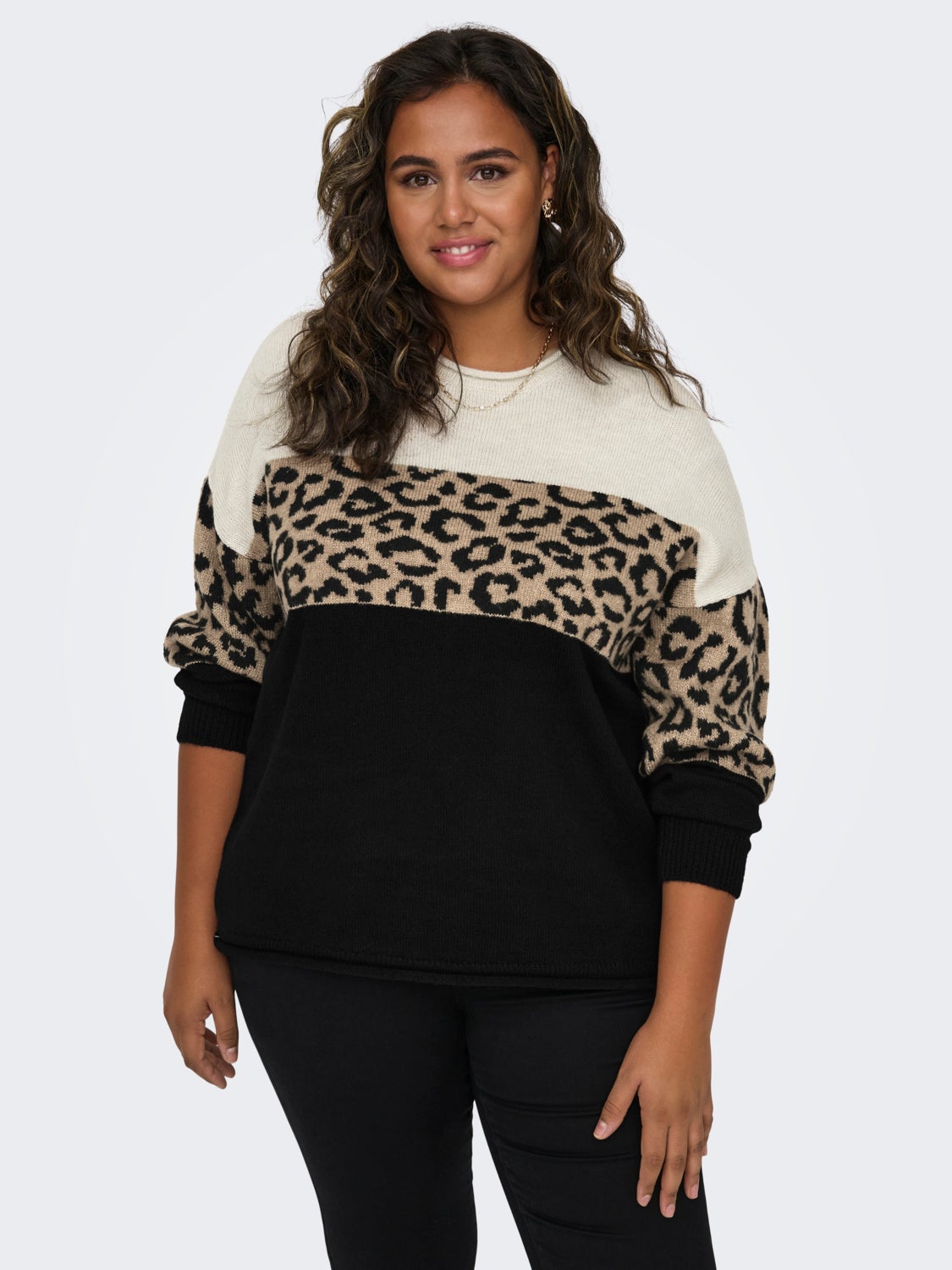 Curvy o-neck knitted pullover