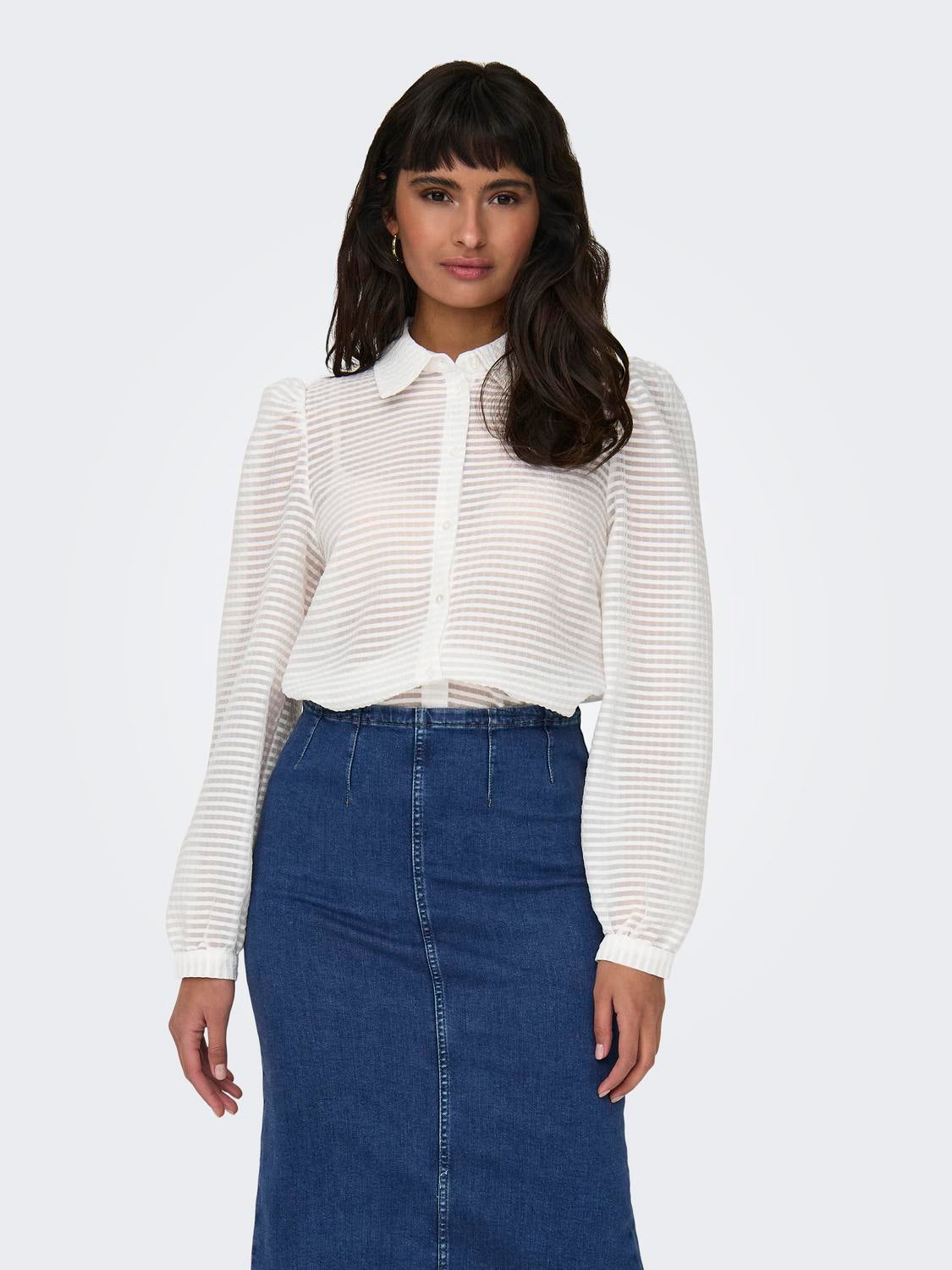 Shirt with volume sleeves