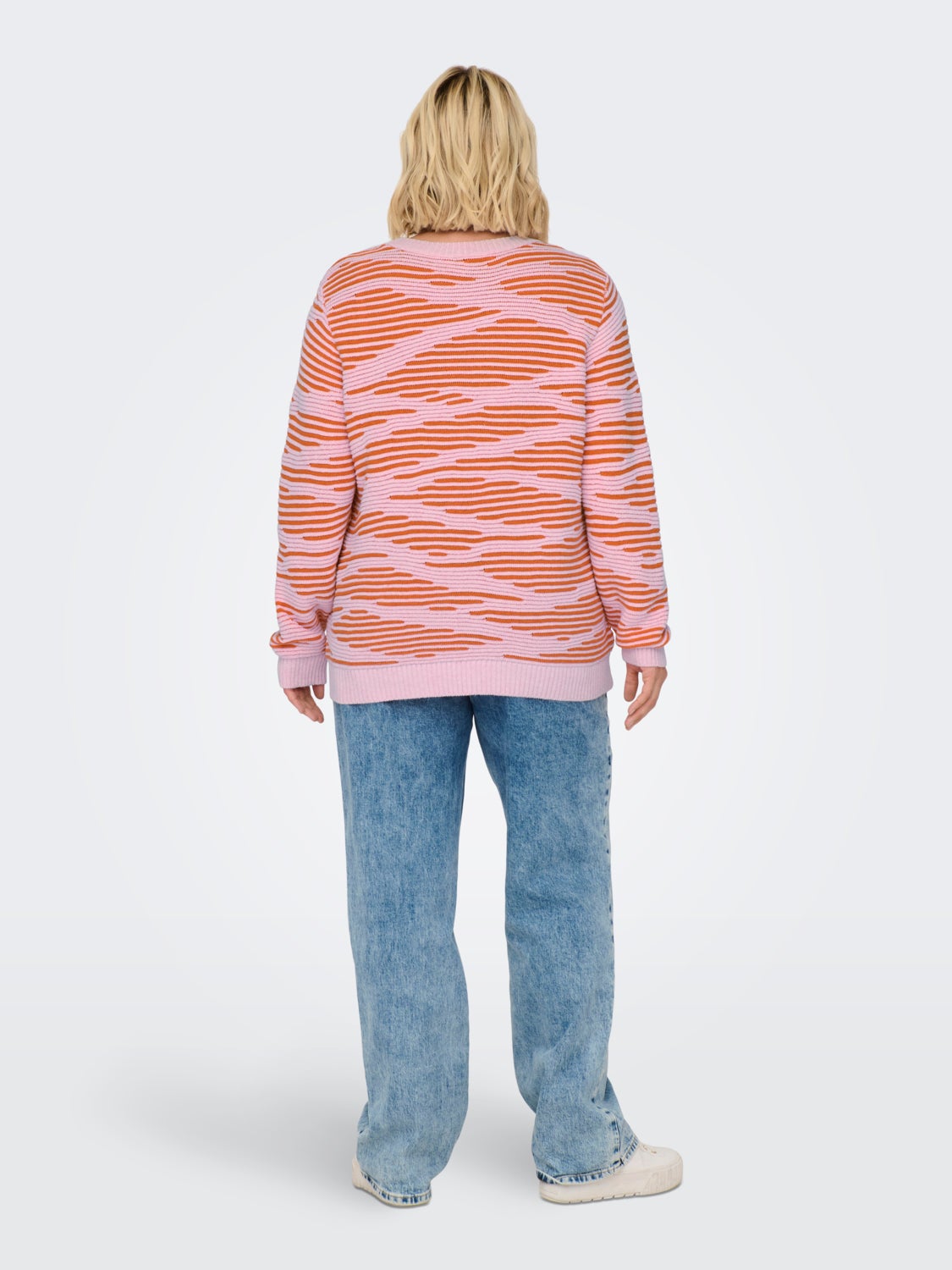 Curvy patterned knitted pullover