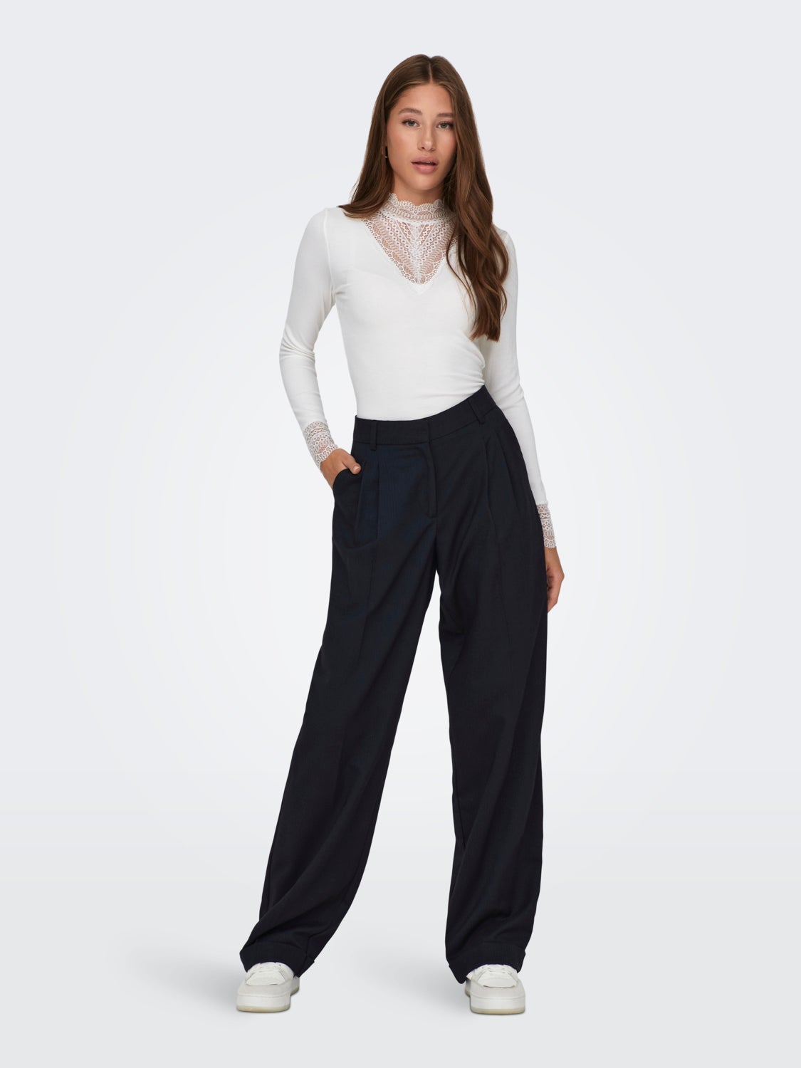 Long sleeved top with lace