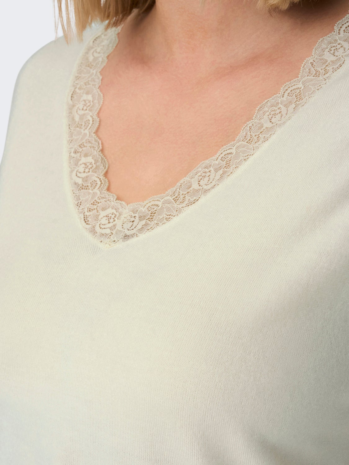 Curvy V-neck Knitted Pullover