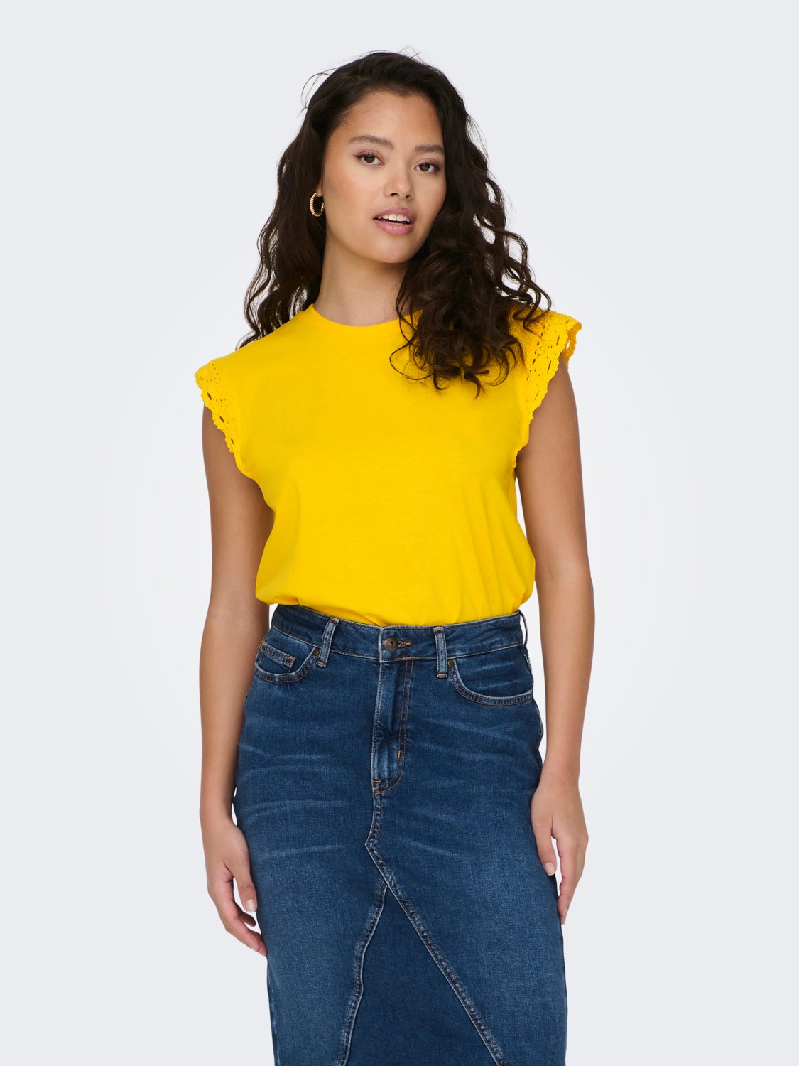 O-neck top with lace detail