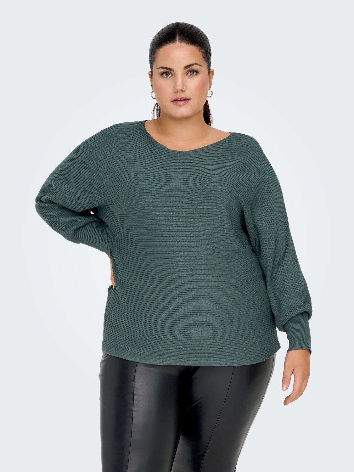 Curvy o-neck knitted pullover