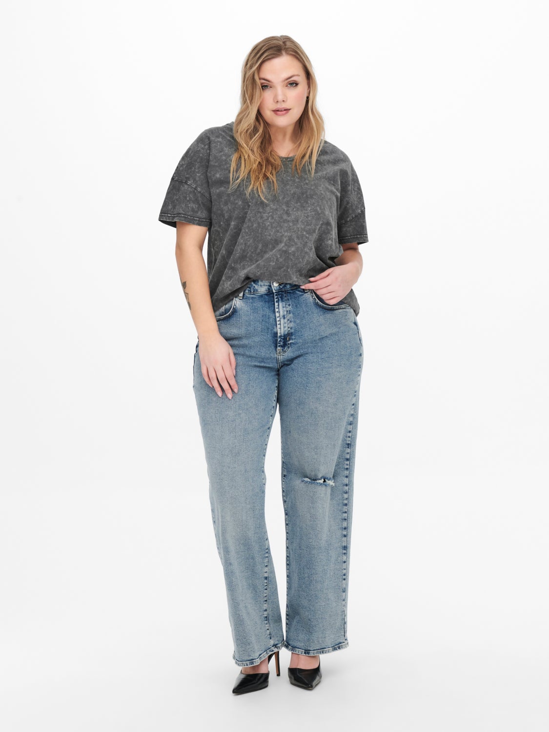 Curvy v-neck T-shirt