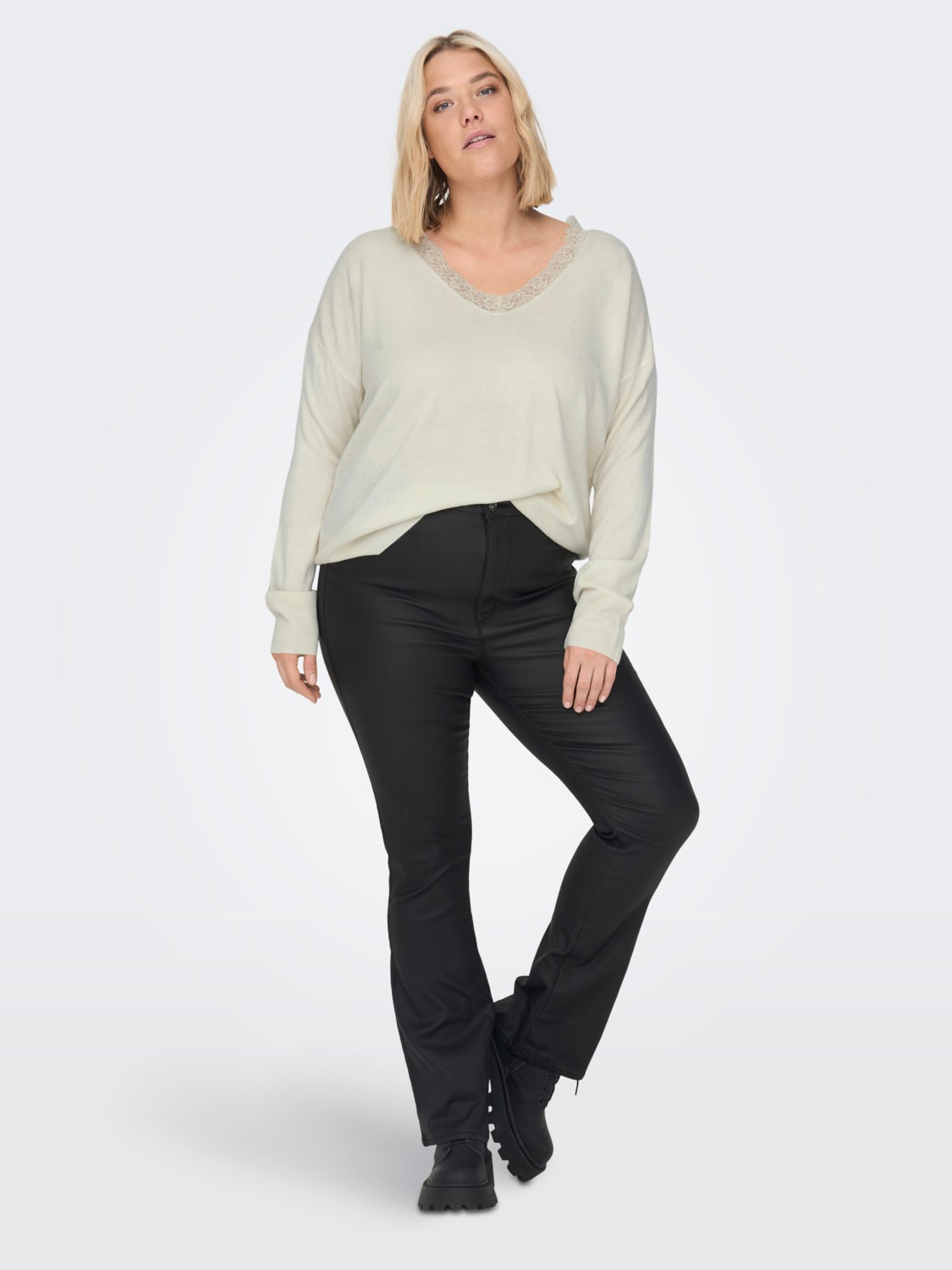 Curvy V-neck Knitted Pullover