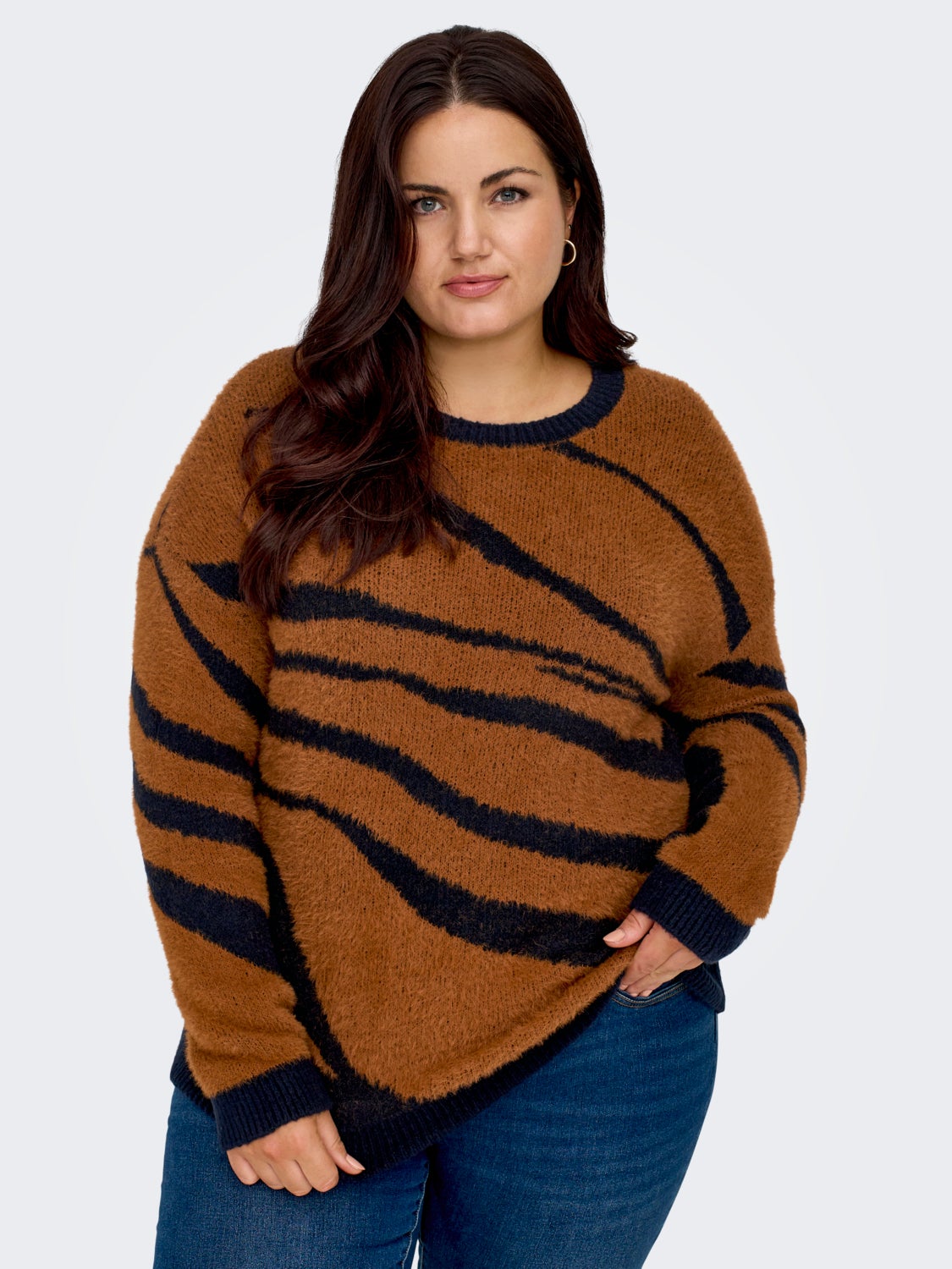 Curvy o-neck knitted pullover